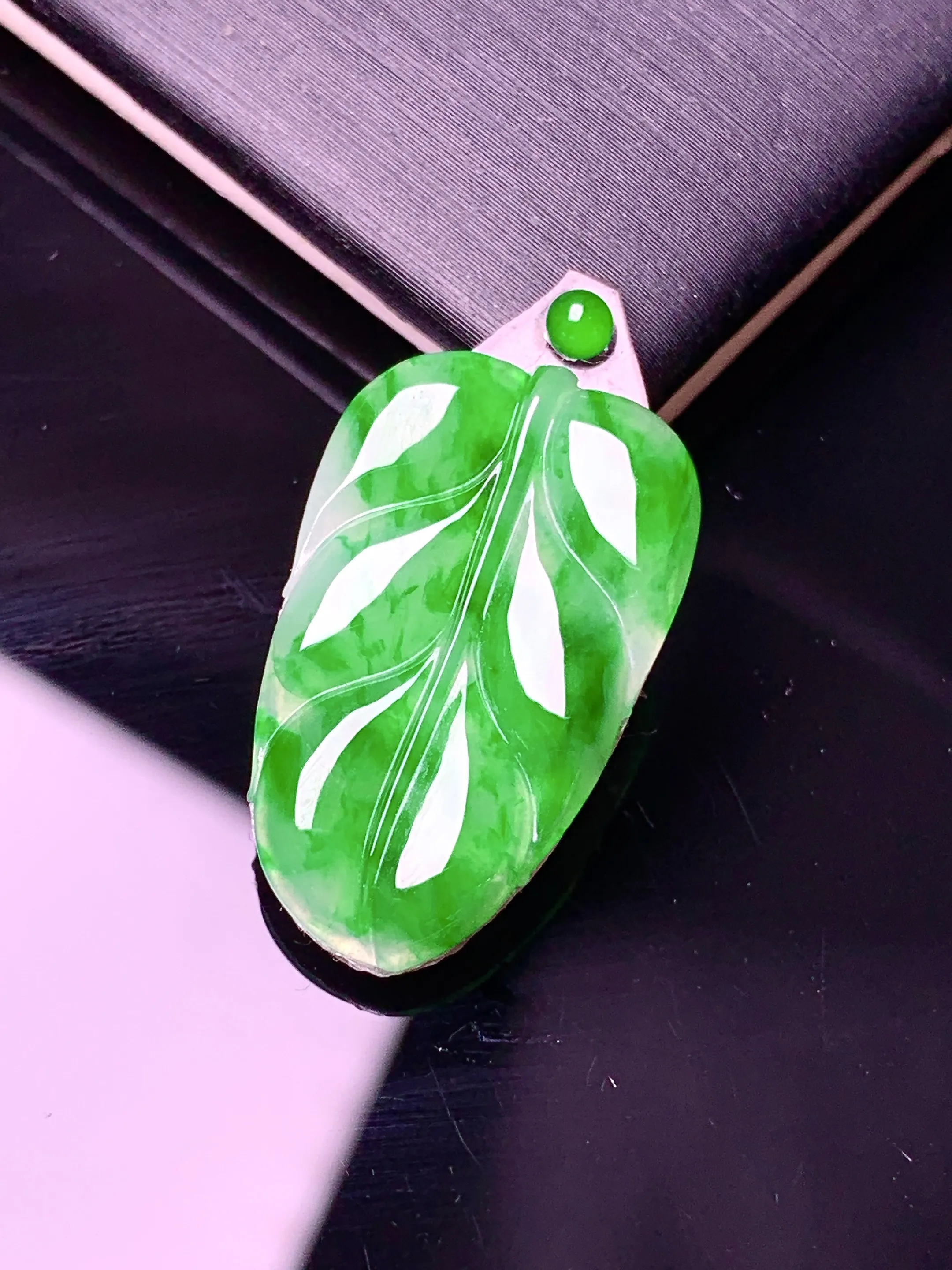 镶嵌款 翠绿树叶吊坠 玉质细腻 色泽清新艳丽 整体尺寸23.6*14.8*2.3