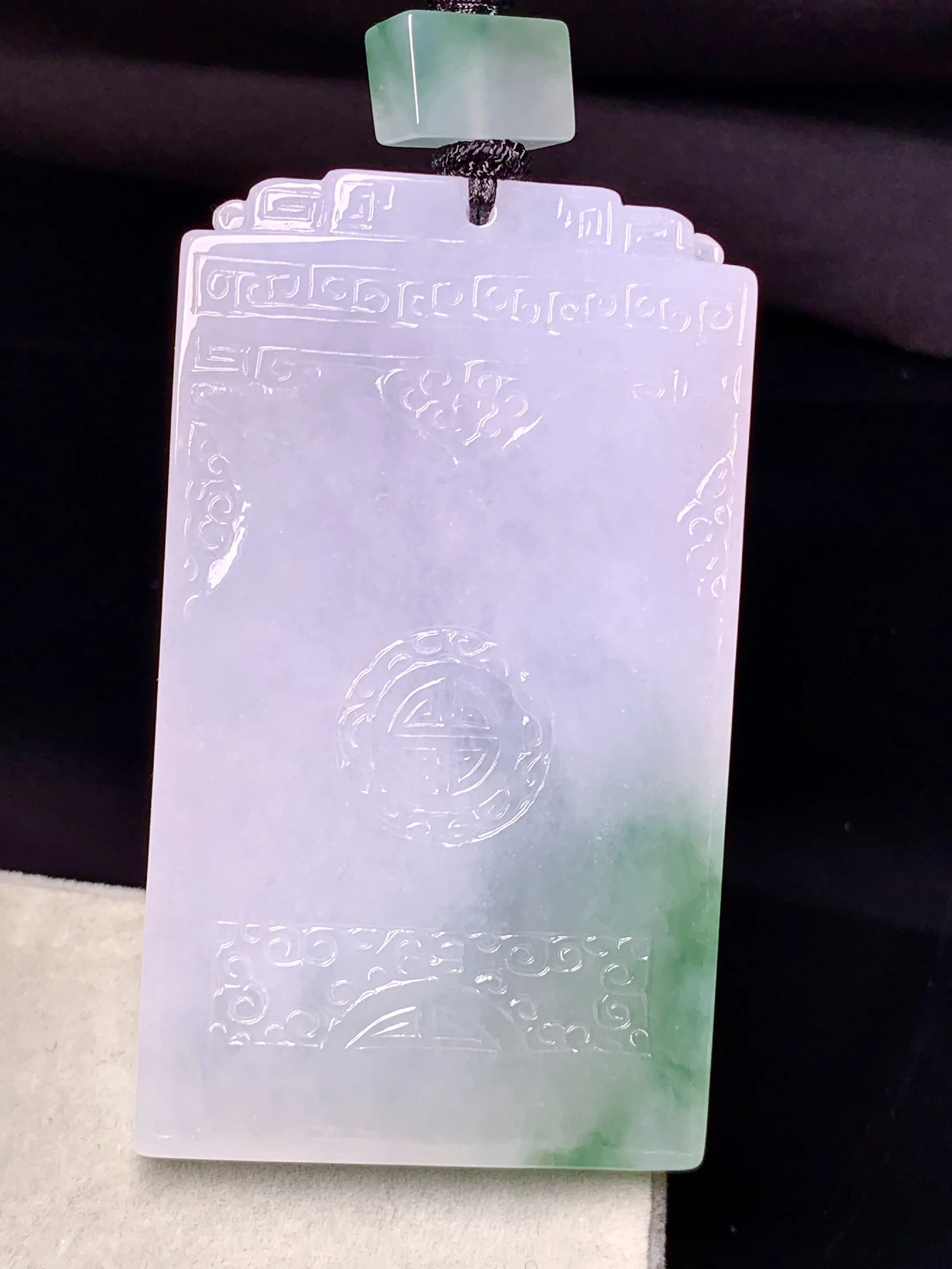 飘绿雕花无事牌吊坠 玉质细腻 色泽清新艳丽 整体尺寸61.6*35.7*5.6