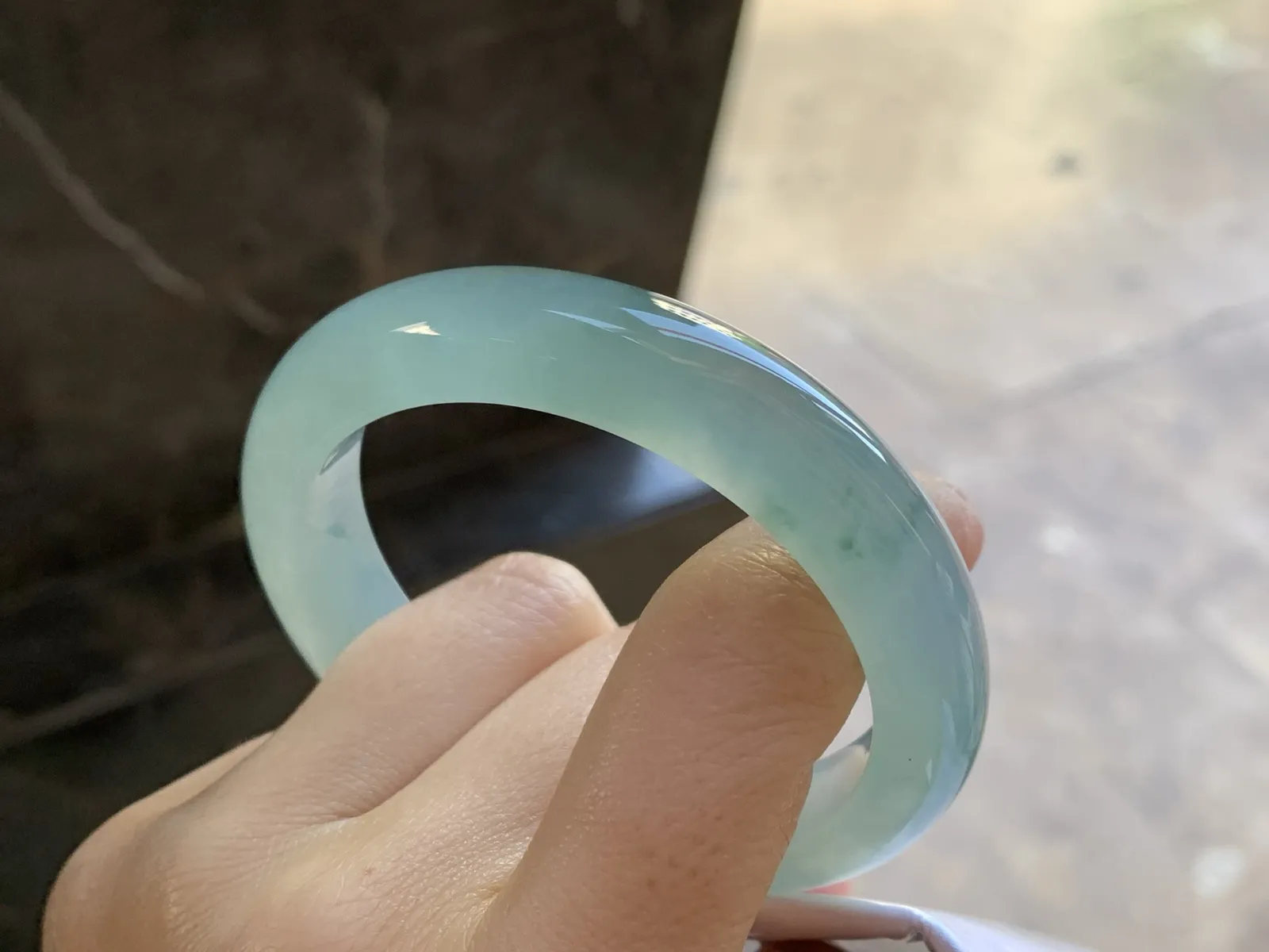 冰种飘花手镯
尺寸：52.8-11.7-8.4mm
种水好 底色浓郁漂亮