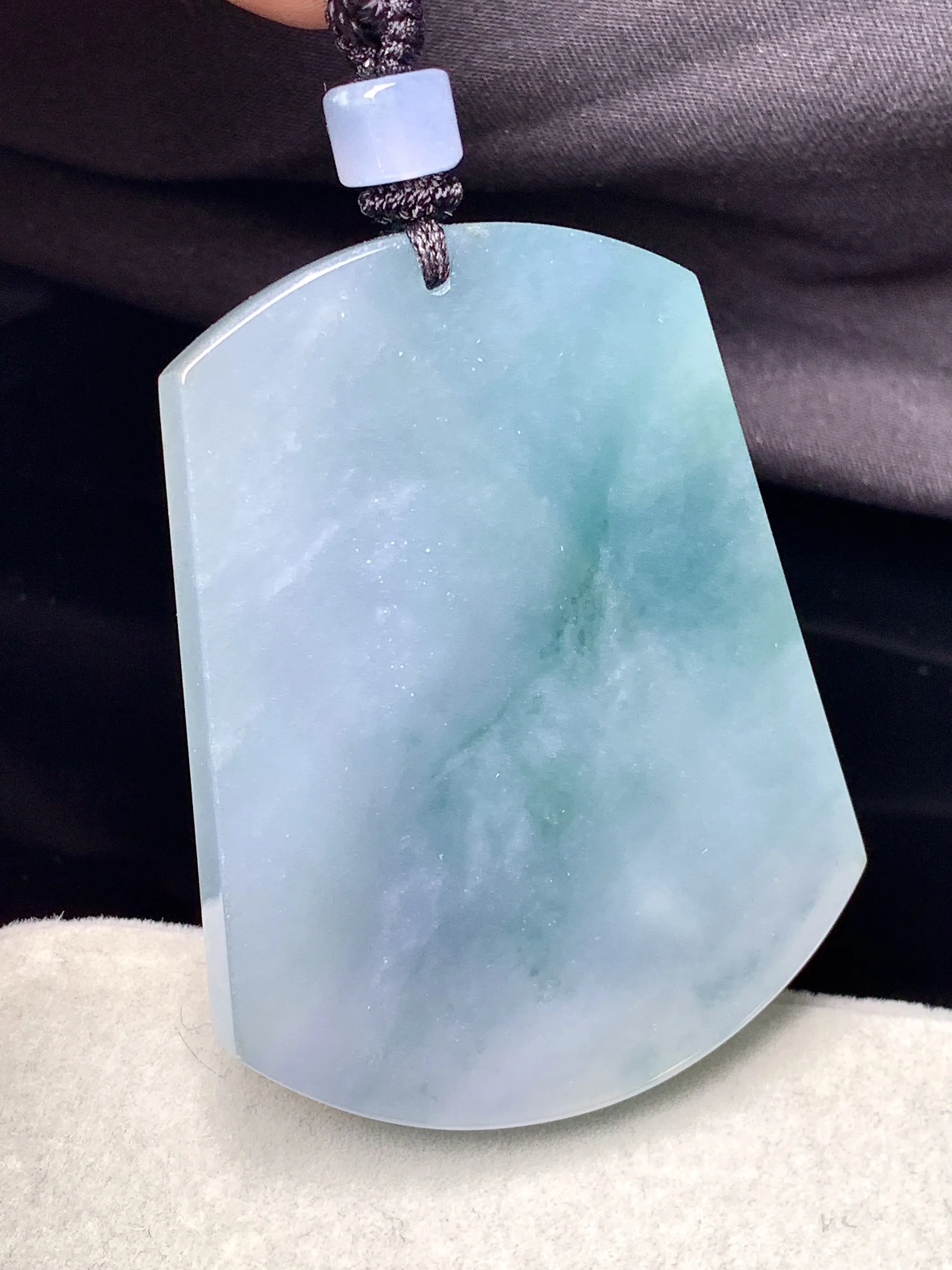 飘绿无事牌吊坠 玉质细腻 色泽清新艳丽 整体尺寸52.8*41*5.6