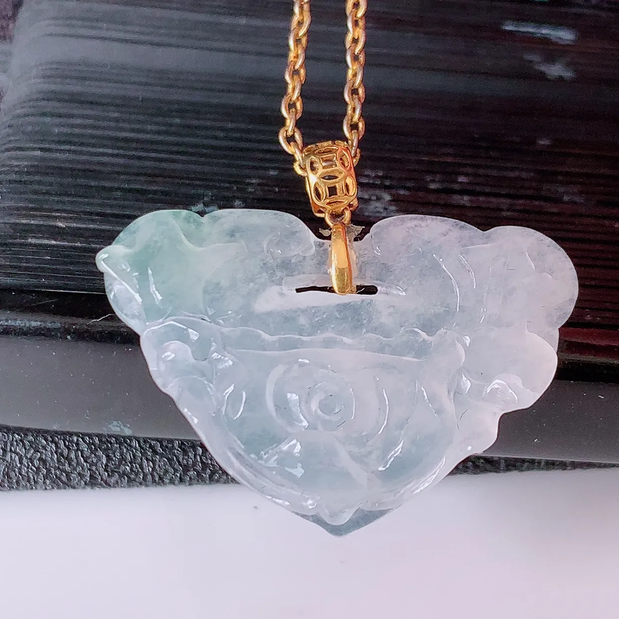 18k金镶嵌冰种翡翠花开富贵吊坠，款式新颖，佩戴效果时尚出众，尽显气质，水润精细，美感十足。#1.16