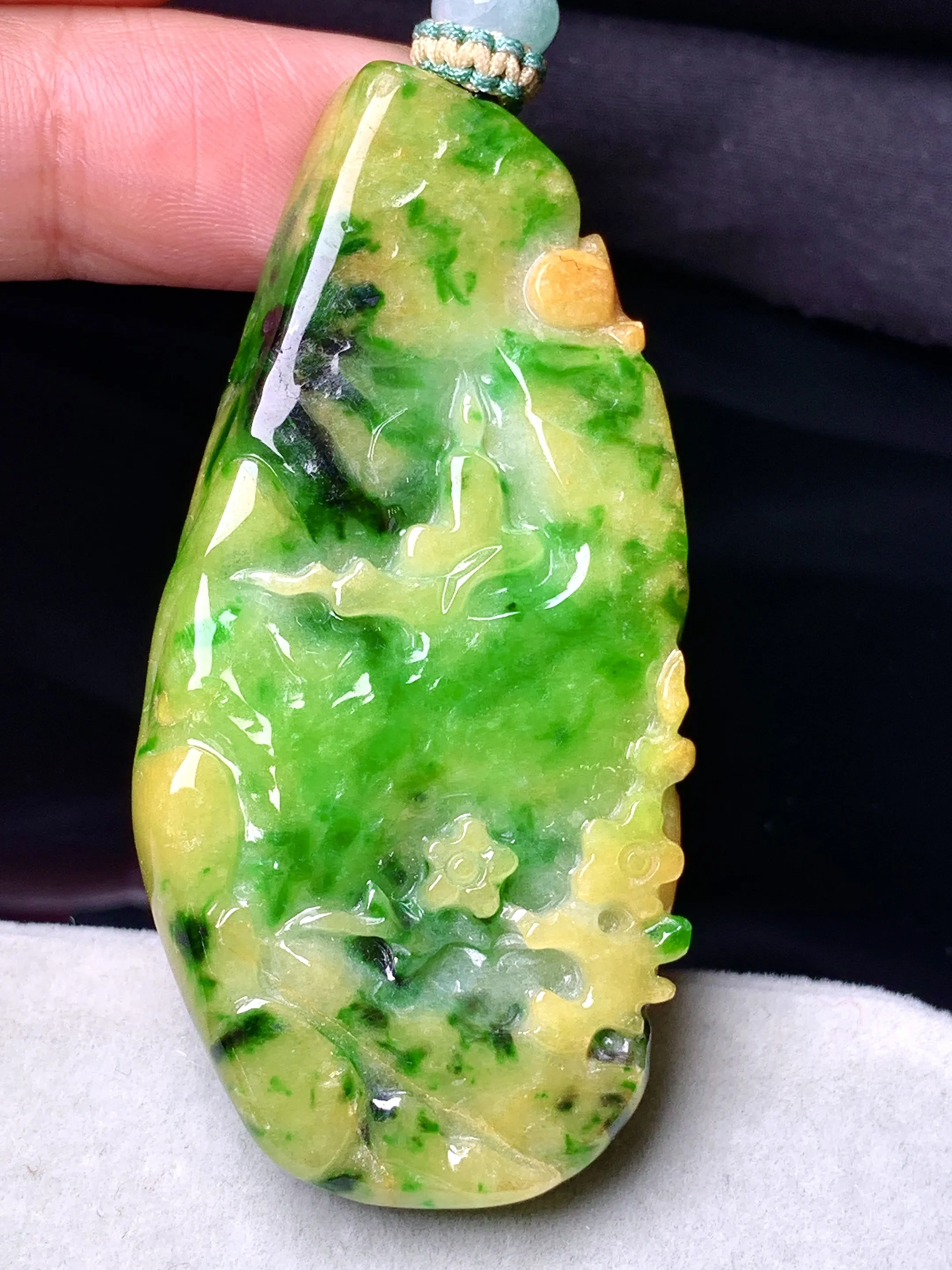 黄绿翡悟道山水牌吊坠 玉质细腻 色泽清新艳丽 整体尺寸59.3*28.5*6.6