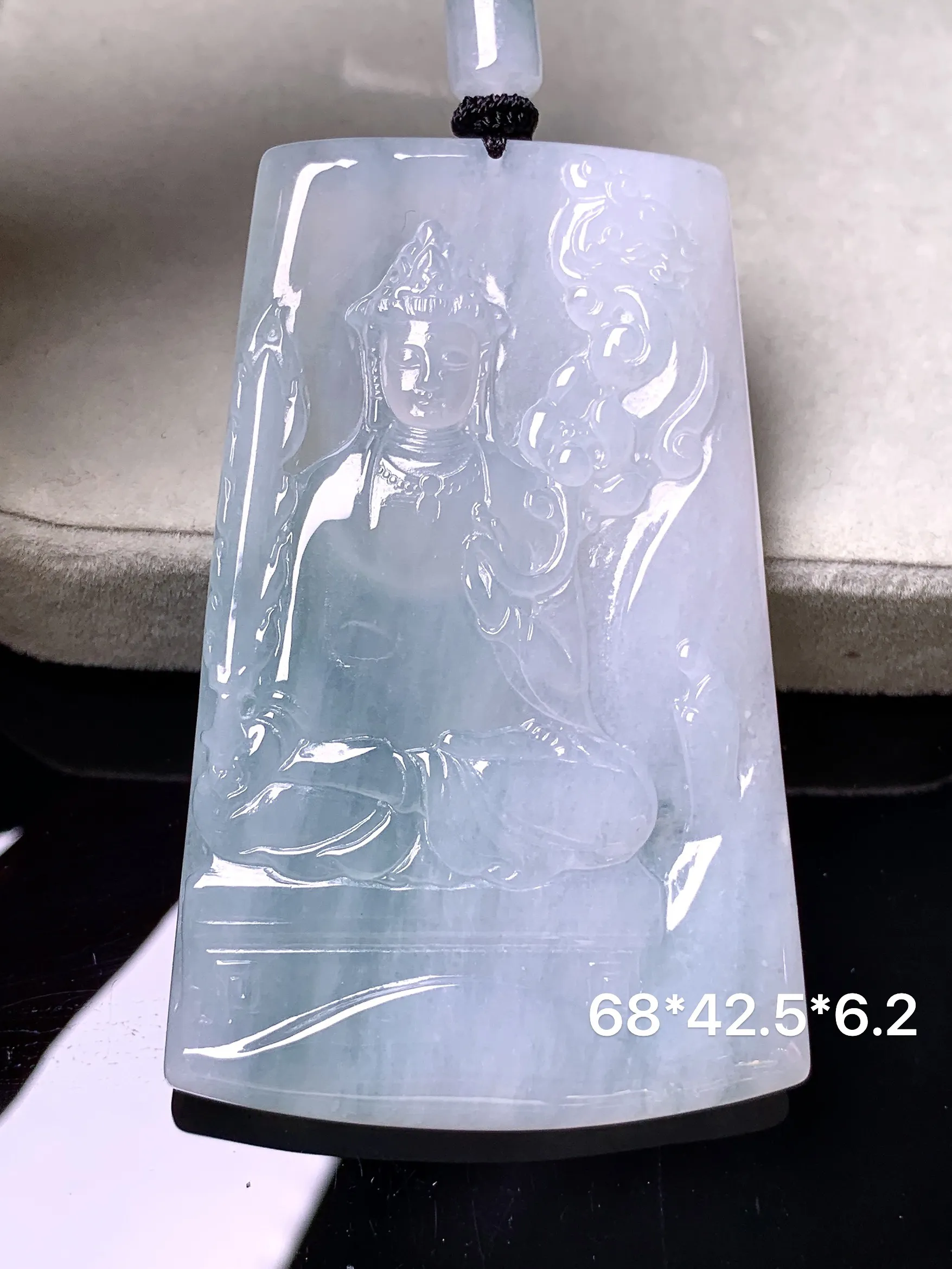 飘绿观音菩萨吊坠 玉质细腻 色泽清新艳丽 整体尺寸68*42.5*6.2