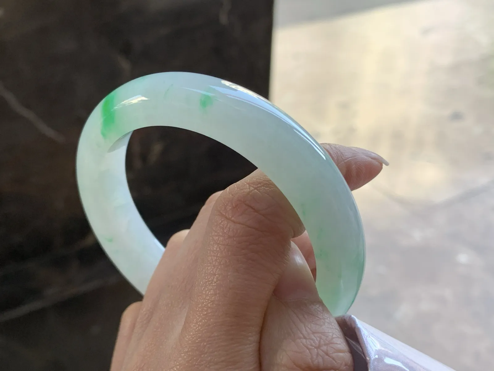 带色手镯
尺寸：58-13-9.3mm
有种有色～阳绿色点缀