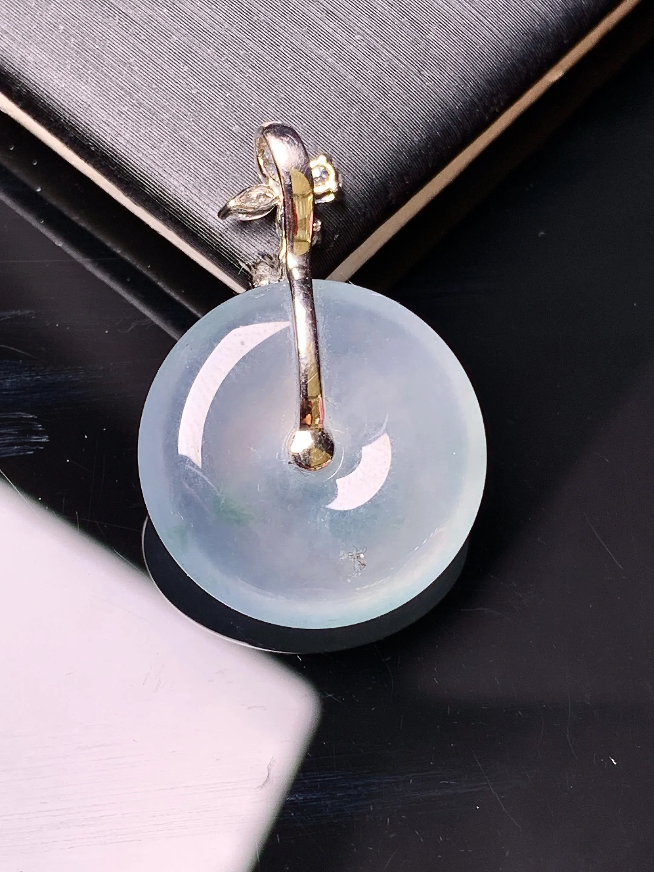 18k金钻镶嵌冰种平安扣吊坠 玉质细腻 色泽清新艳丽 整体尺寸25.5*17.5*4.8