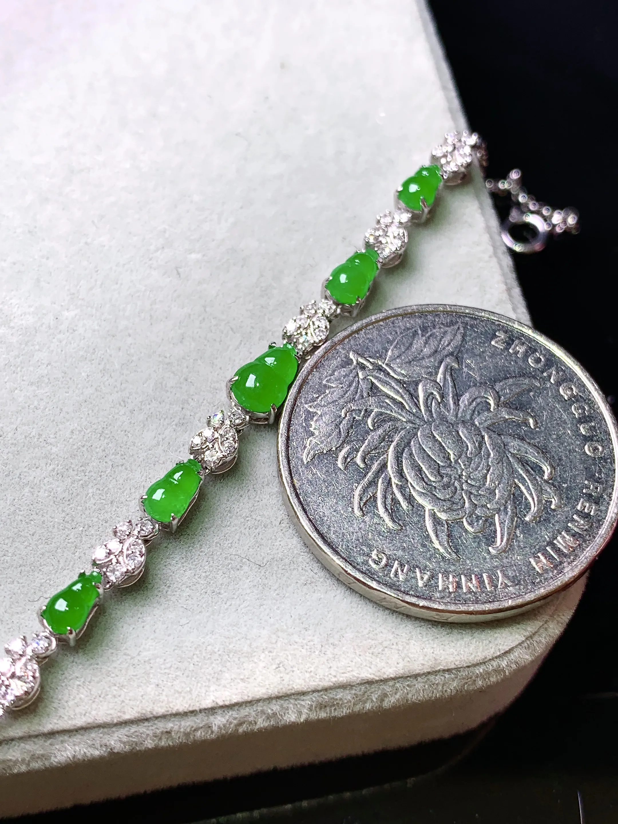 18k金钻镶嵌满绿葫芦手链 玉质细腻 色泽清新艳丽 整体尺寸58*4.3*3.6