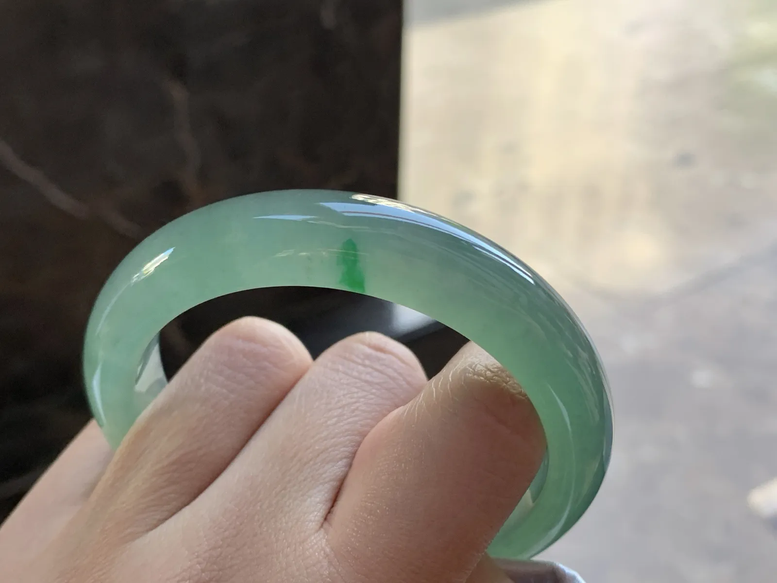 油绿手镯
尺寸：56.5-13-8.5mm
种老肉细 有种有色