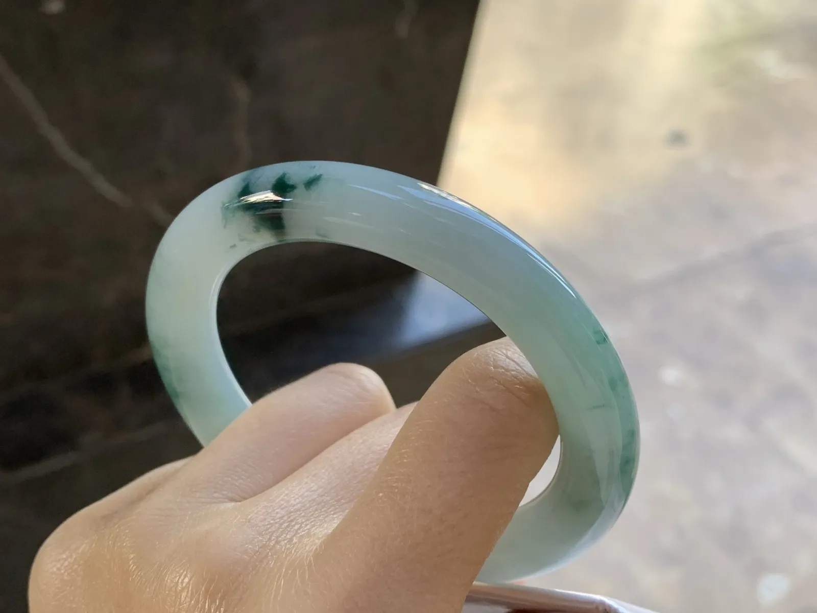 飘花圆条手镯
尺寸：55.2-10.1mm
底子细腻干净 小清新