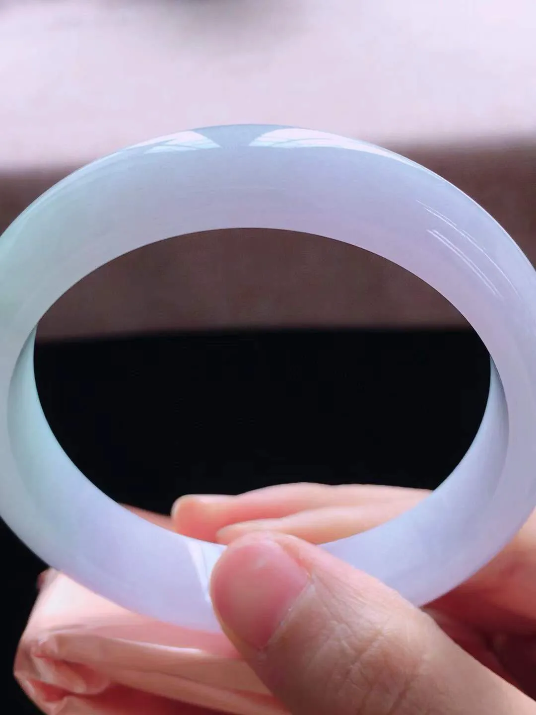 【翡翠名称】老种冰紫罗兰58.2正圈口手镯
【翡翠尺寸】58.2*13*8mm适合57-59.5正圈口佩戴
【翡翠描述】宝贝种老水足，玉质细腻，色泽靓丽，性价比高，佩戴效果好！
【其它赠送】权威证书/精美挂绳盒子/支持全国复检