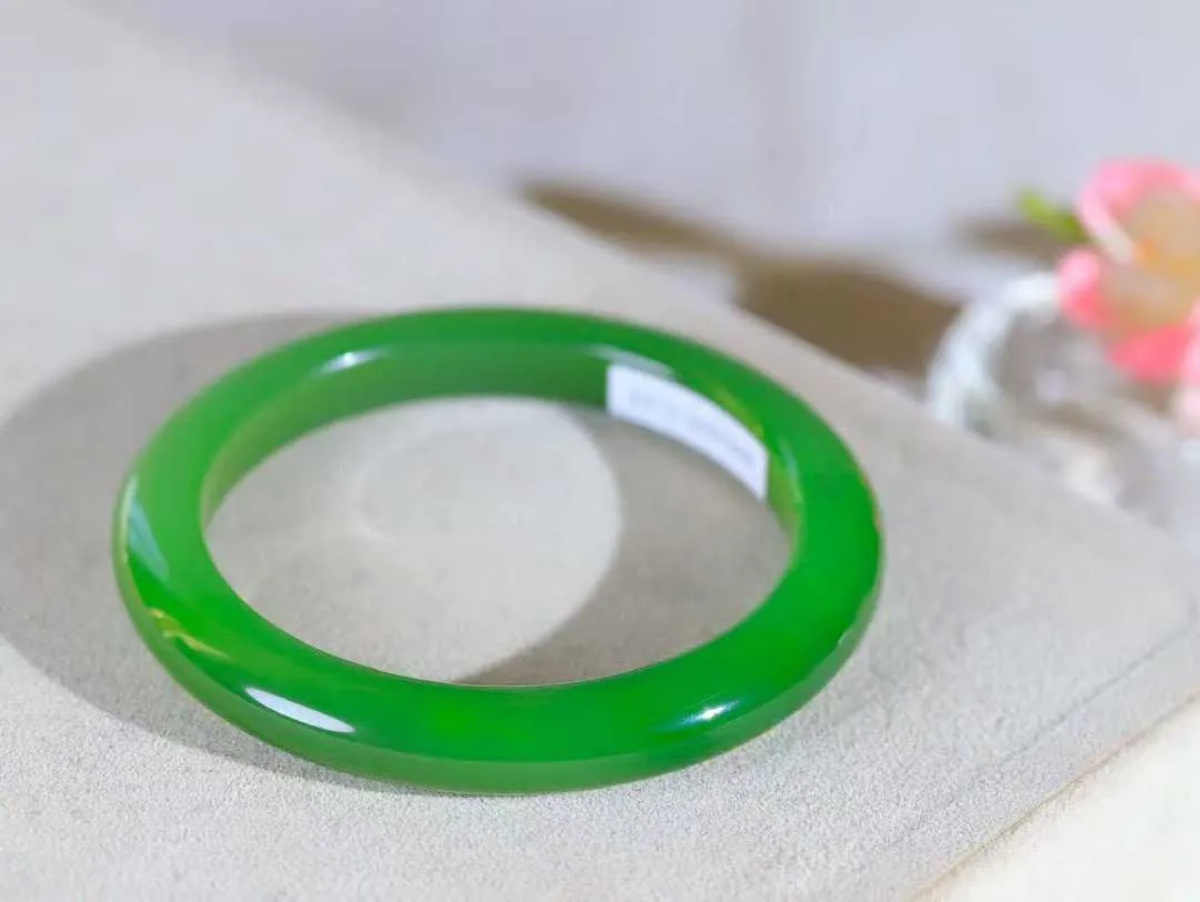 【一见钟情·手镯】

收藏级臻品和田玉碧玉圆条手镯。镯型饱满，温润细腻，脂润沁香。️执一卷书