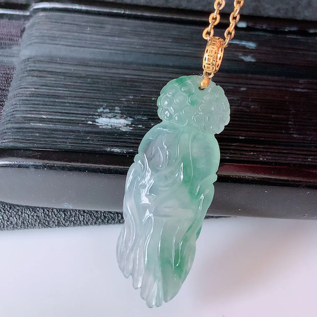 18k金镶嵌冰种飘花翡翠人参吊坠，人生如意，款式新颖，佩戴效果时尚出众，尽显气质，水润精细，美感十足。#1.16