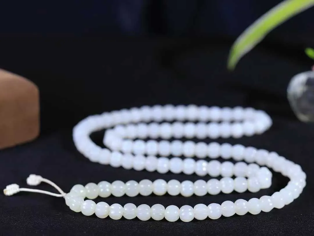 【链.108】

精品和田玉白玉108挂链 玉质温润细腻 油性十足 佩戴舒适。珠珠落玉盘，间关莺语花