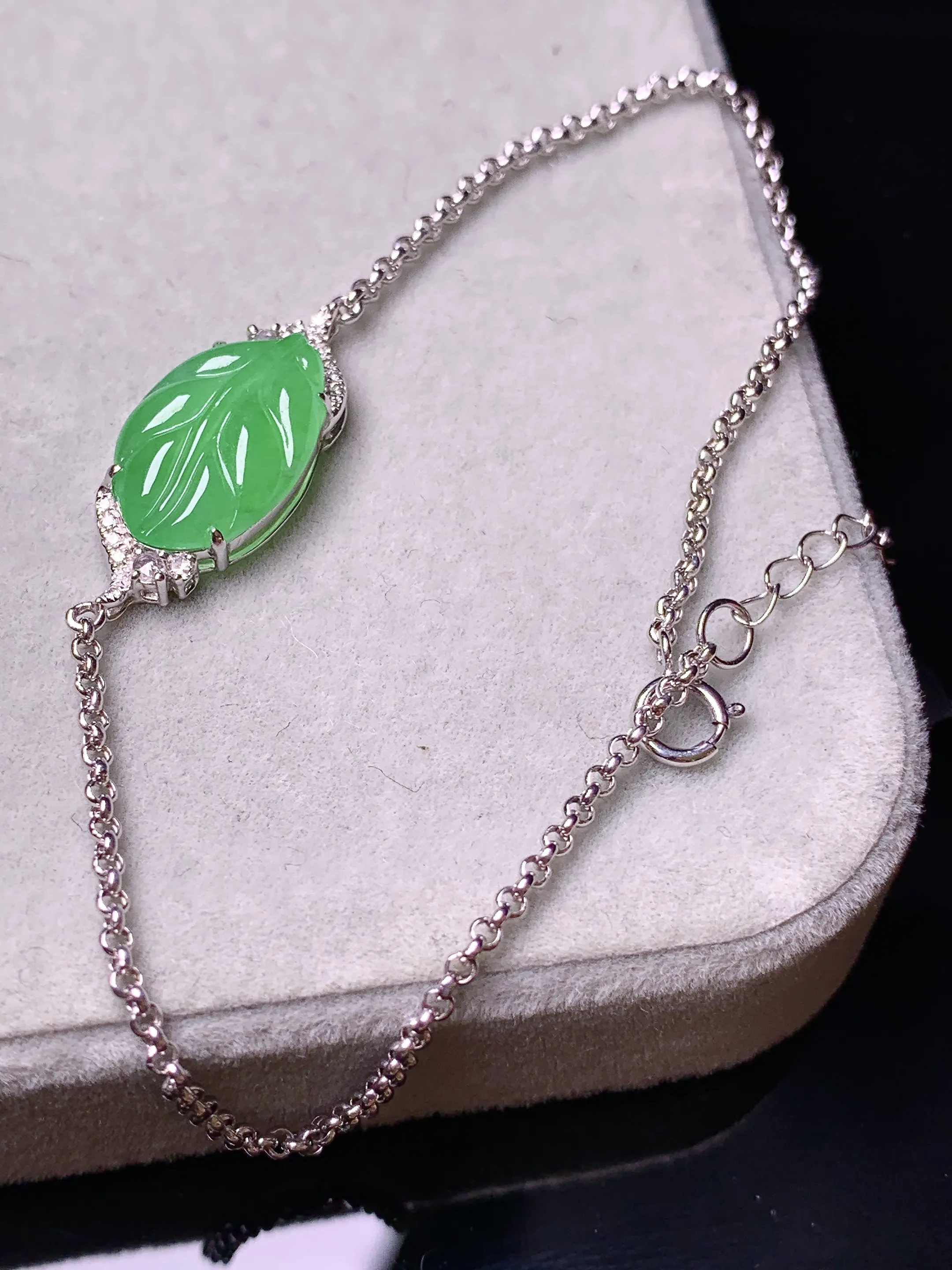 18k金钻镶嵌翠绿树叶手链 玉质细腻 色泽清新艳丽 整体尺寸23.6*9*4.8