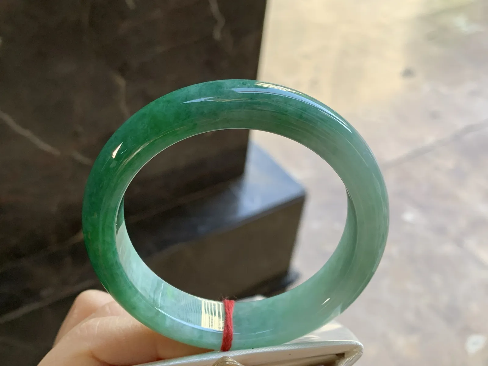 辣绿色手镯
尺寸：59.1-14.6-9mm
底子细腻 绿色浓郁耐看