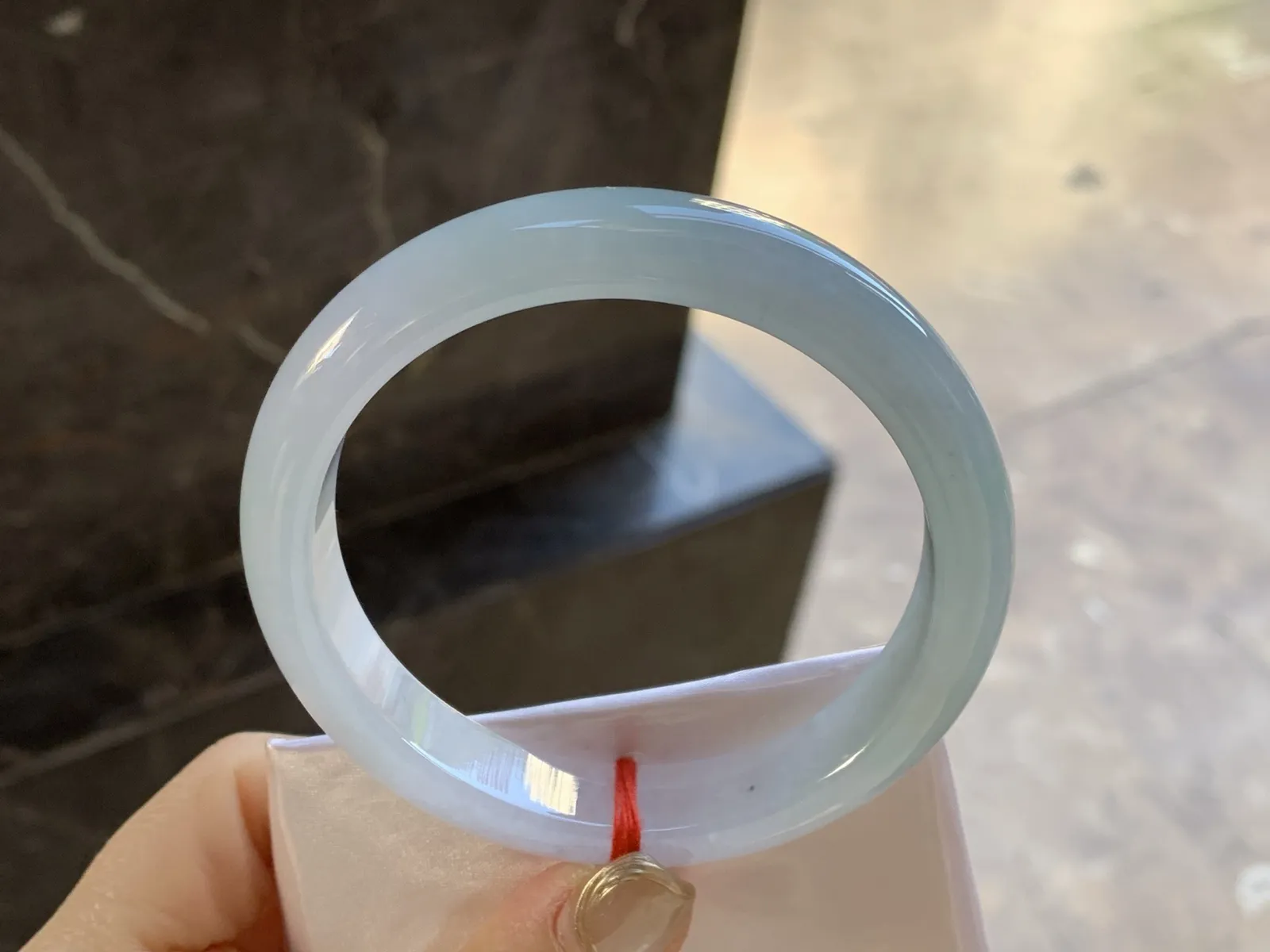 细糯手镯
尺寸：60-12.2-8.3mm
底子细腻有种水 大圈口