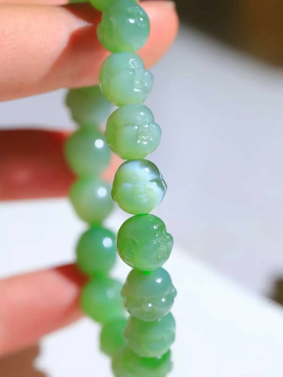 （弥勒笑佛.手串）

精品和田玉碧玉猫眼弥勒佛手串，脂粉浓郁，玉质细腻温润，油性十足，颗颗精雕笑佛，笑容可掬，让人如沐春风，笑语吟吟，寓意待人宽厚，遇事大度，能屈能伸，️福佛相伴，福运连绵。给佩戴者带来平安 。尺寸取一9.8-9.9-9.3mm重26.5克FDA-80171263