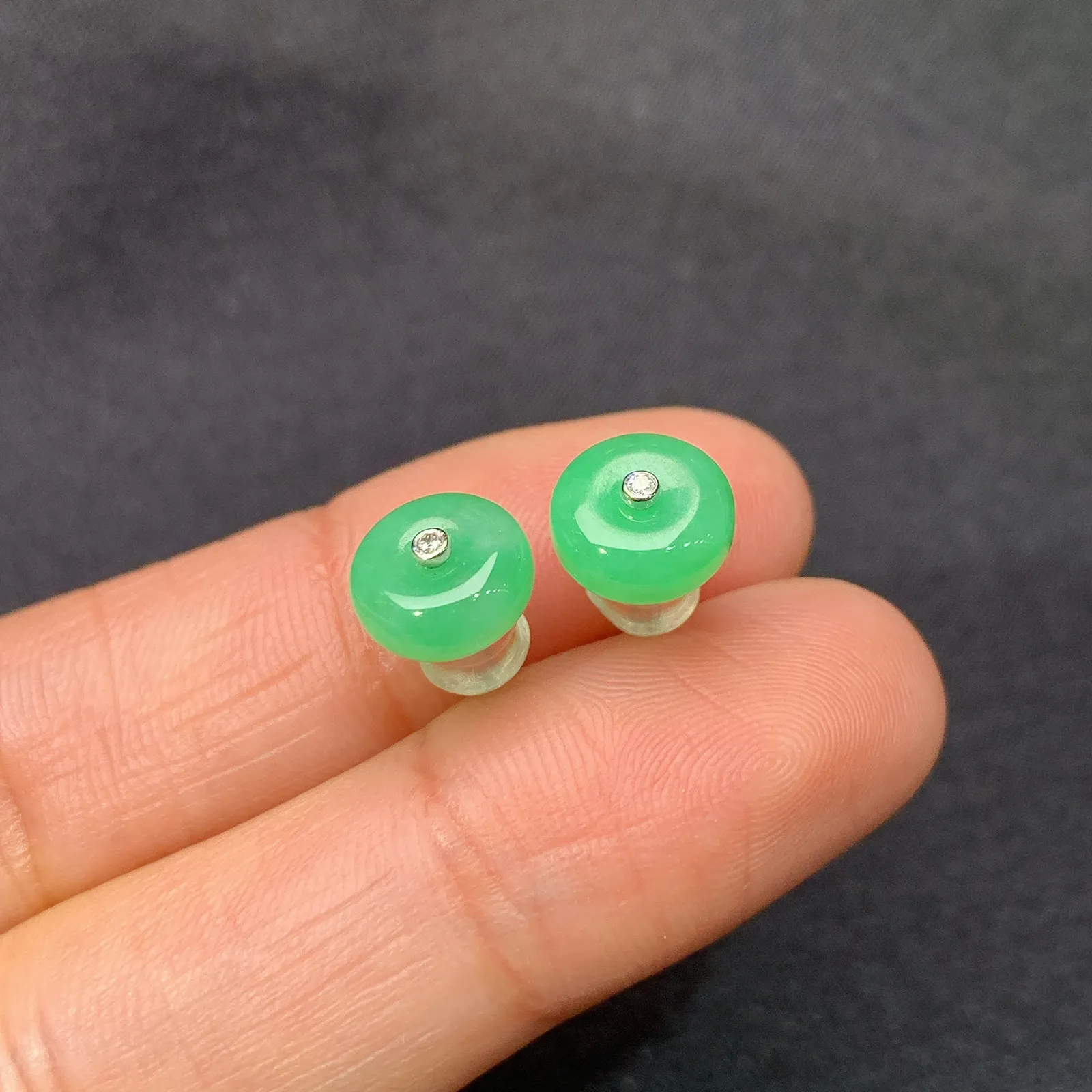 苹果绿平安扣耳钉，18k金镶嵌，简约时尚，冰润色阳，种水足，M002 尺寸7.6*3.4