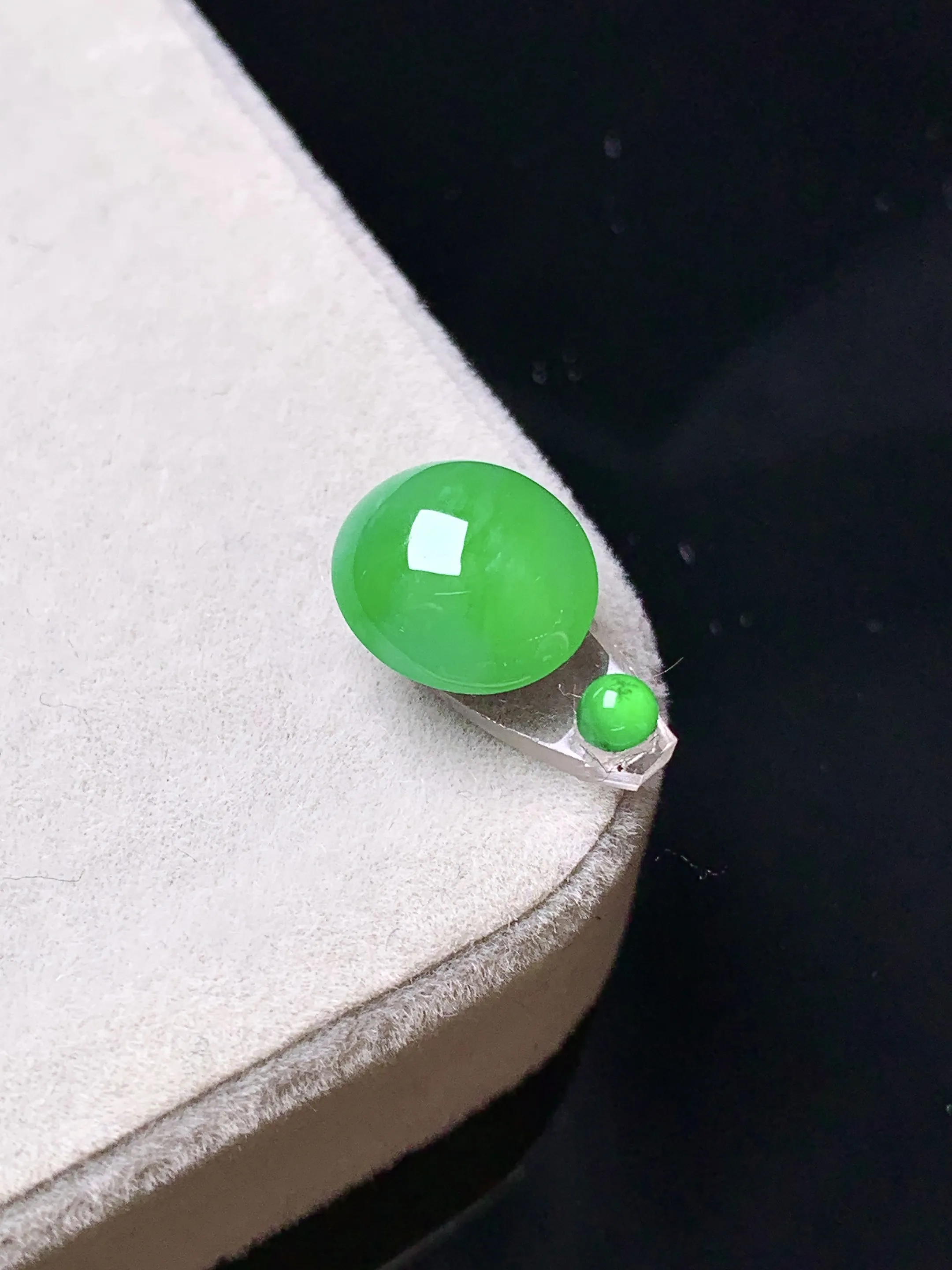 镶嵌款 翠绿蛋面吊坠 玉质细腻 色泽清新艳丽 整体尺寸10*9*5