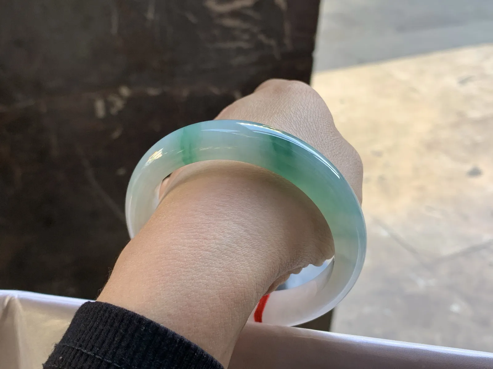 飘花手镯
尺寸：57-13.2-8.6mm
底子细腻干净