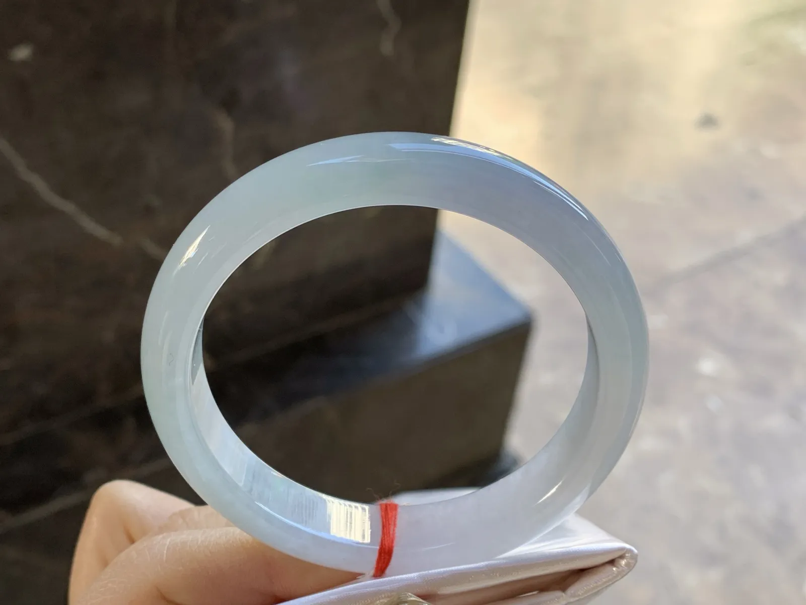 细糯手镯
尺寸：60-12.2-8.3mm
底子细腻有种水 大圈口