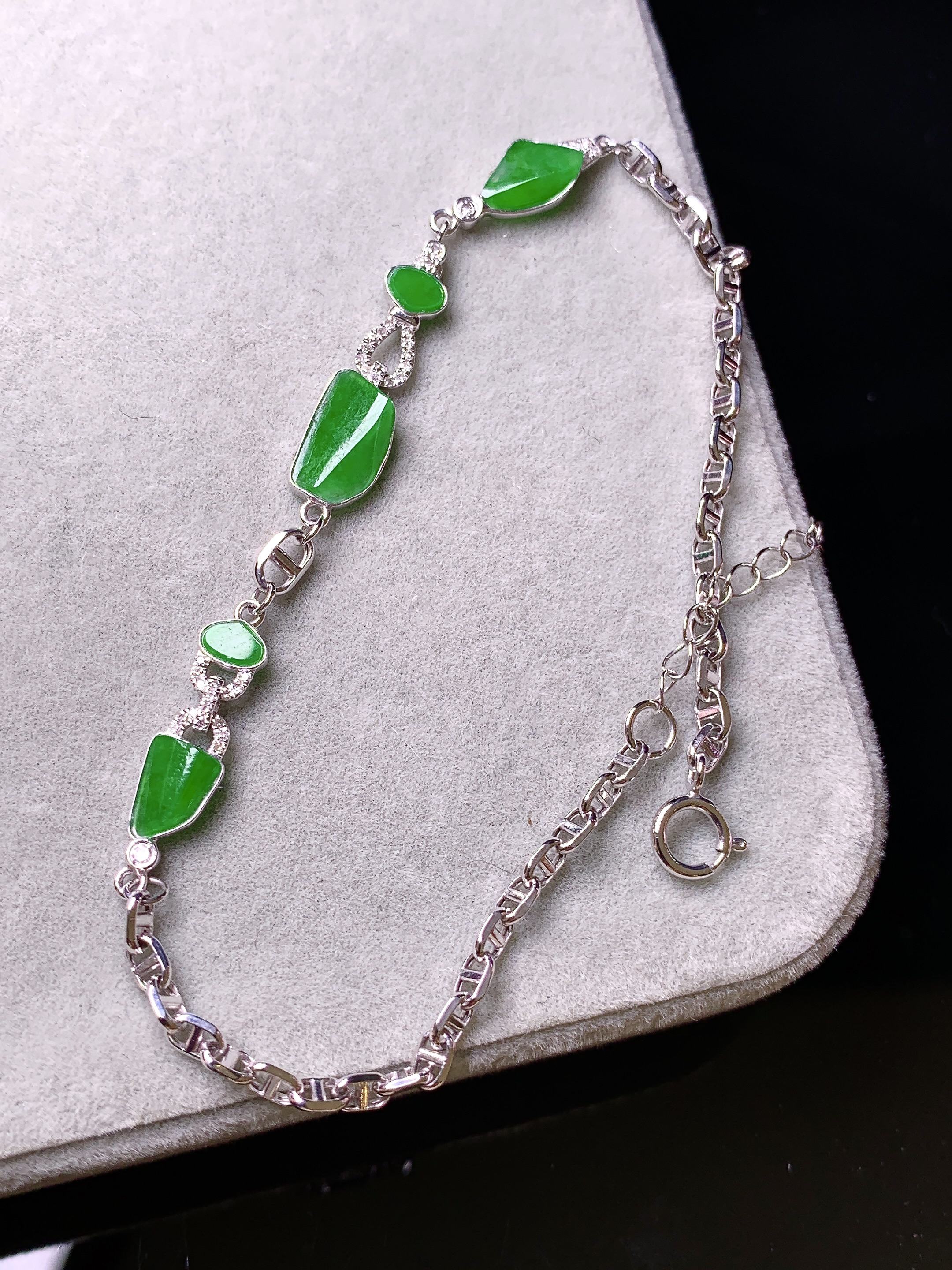 18k金钻镶嵌满绿随形手链 玉质细腻 色泽清新艳丽 整体尺寸8*5.5*3