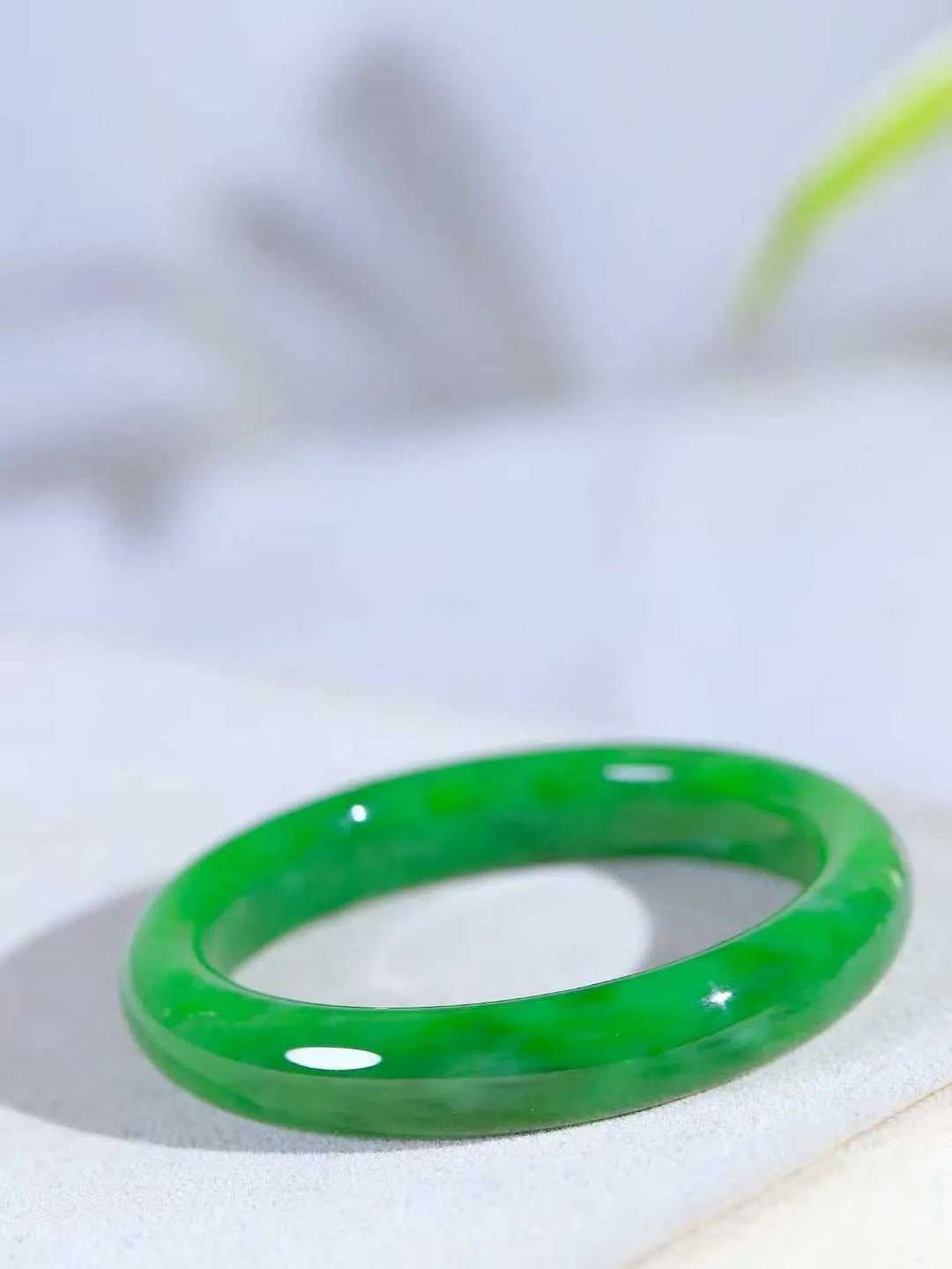 【悠悠芳华.镯】

精品和田玉碧玉手镯 玉质温润 青葱岁月，尽收腕中，婉转流畅，凝岁月悠长。盈一