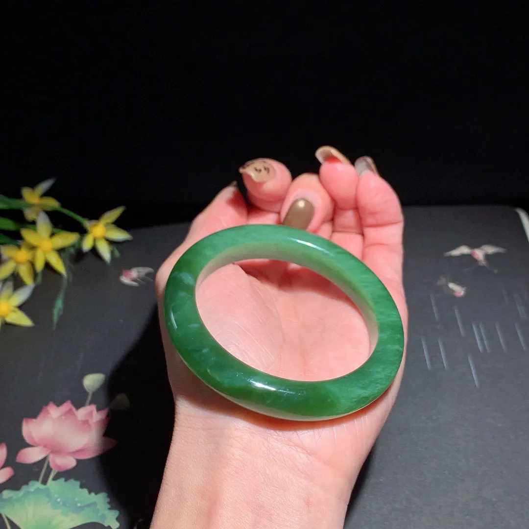 和田玉54圈口菠菜绿猫眼碧玉手镯！玉质细腻油润 底色纯净 无裂无杂 脂粉好，品质高