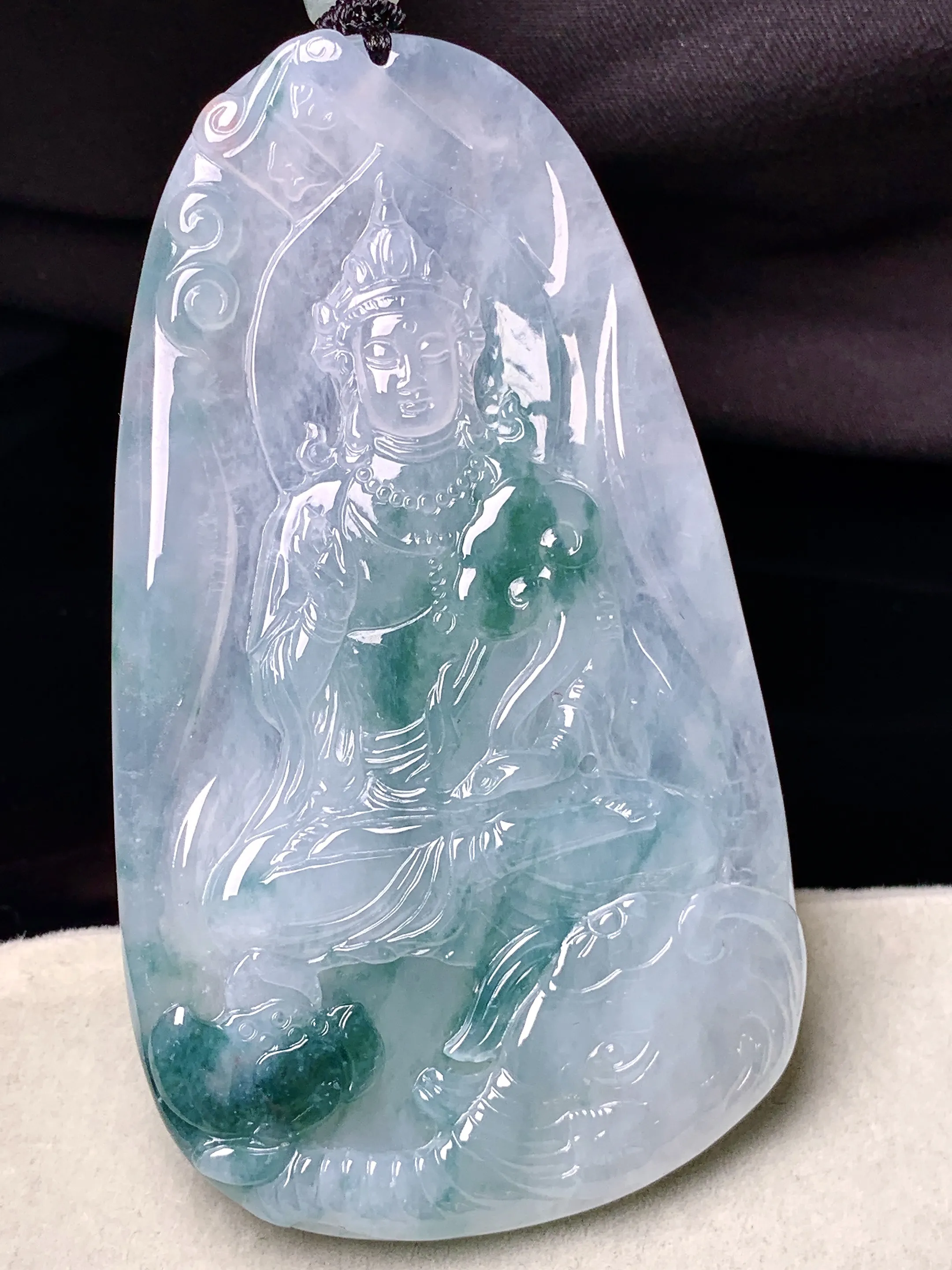 飘绿观音菩萨吊坠 玉质细腻 色泽清新艳丽 整体尺寸74.5*42.6*6.2