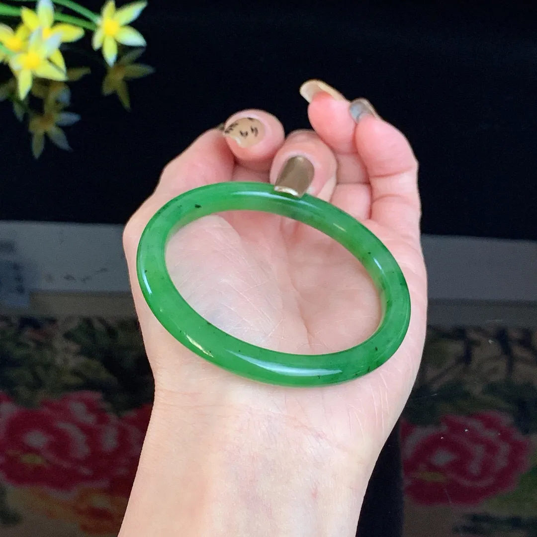 和田玉53.8圈口阳绿色碧玉手镯！玉质细腻油润 底色纯净 无裂无棉 脂粉好，品质高