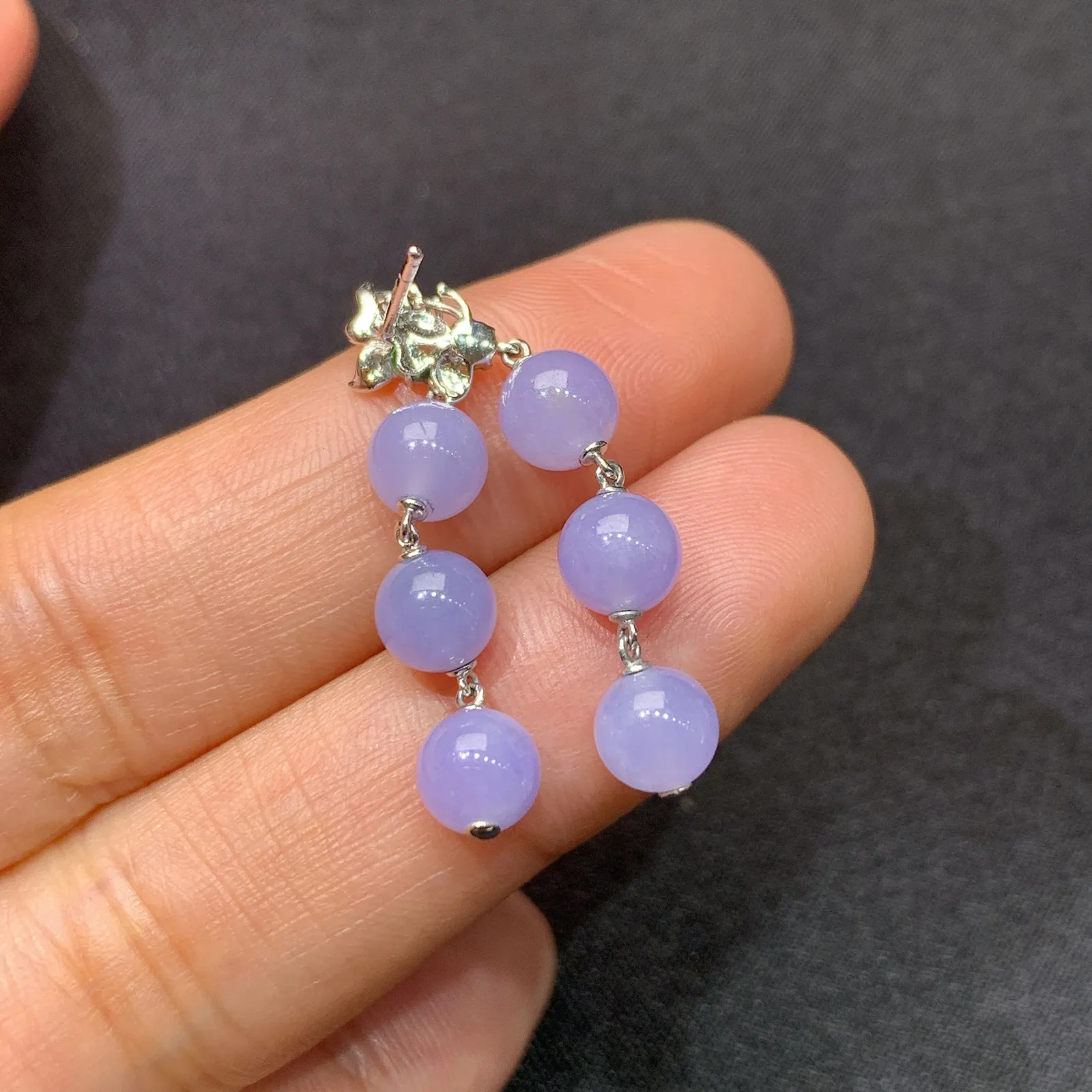 紫罗兰圆珠耳坠，18k金镶嵌，温润细腻，颜色鲜艳Rh 直径5.3