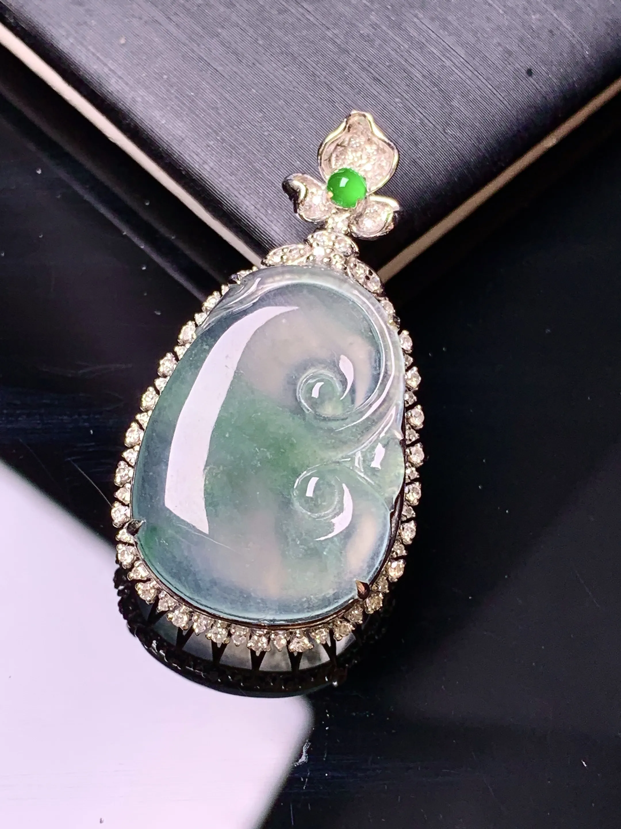 18k金钻镶嵌冰种如意吊坠 玉质细腻 色泽清新艳丽 整体尺寸34.2*18.5*8.2