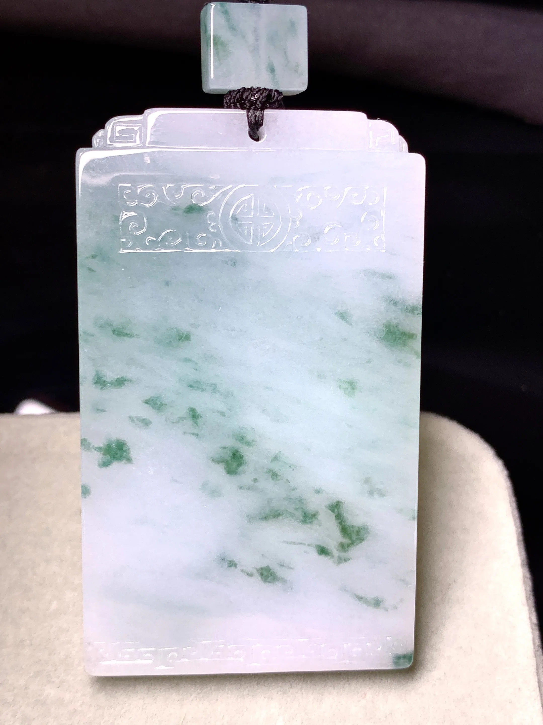 飘花无事牌吊坠 玉质细腻 色泽清新艳丽 整体尺寸63.3*37.5*5.6