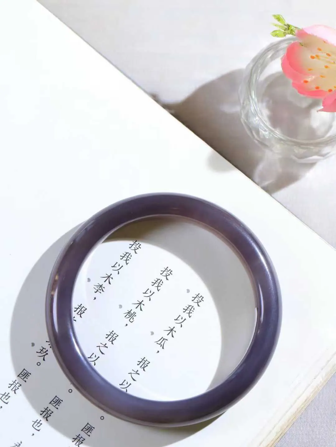 【柔情素语·手镯】

精品和田玉烟紫手镯，玉质细腻温润，手感舒适，️线条流畅，简约大气，美自天成，佩戴于腕间，婉约之美，举手投足间透出那份低调奢华，醉人心扉。重37克 内径圈口53.5mm  尺寸10-7.8mm   FDA-55101200