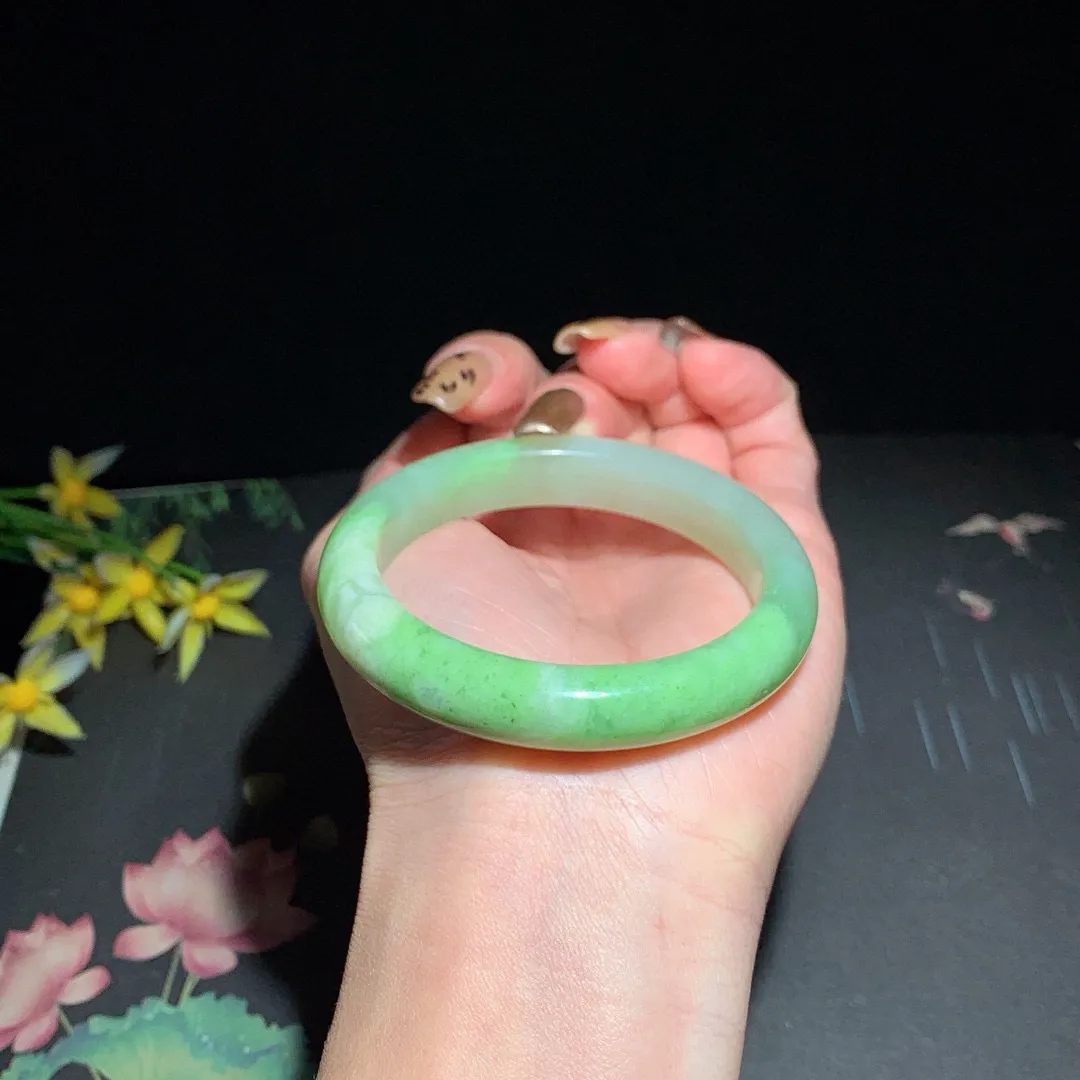 和田玉52.5圈口翠青手镯！玉质细腻油润 底色纯净 无裂无黑 脂粉好，品质高