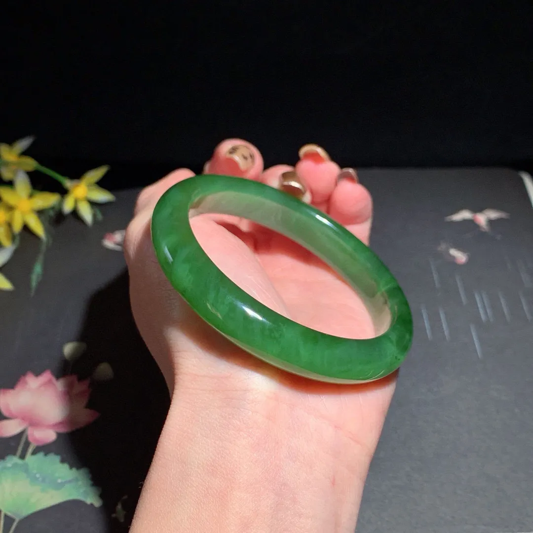 土豪款，和田玉60圈口菠菜绿猫眼碧玉手镯，玉质细腻油润 底色纯净 无裂无棉 脂粉好，品质高