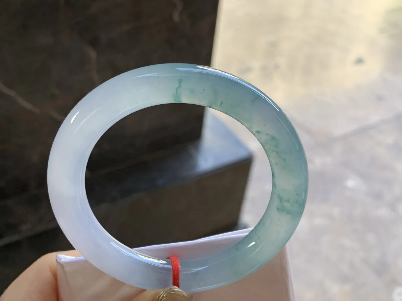 冰种飘乎了圆条手镯
尺寸：55.2-9.8-10mm
冰味十足 飘花浓郁