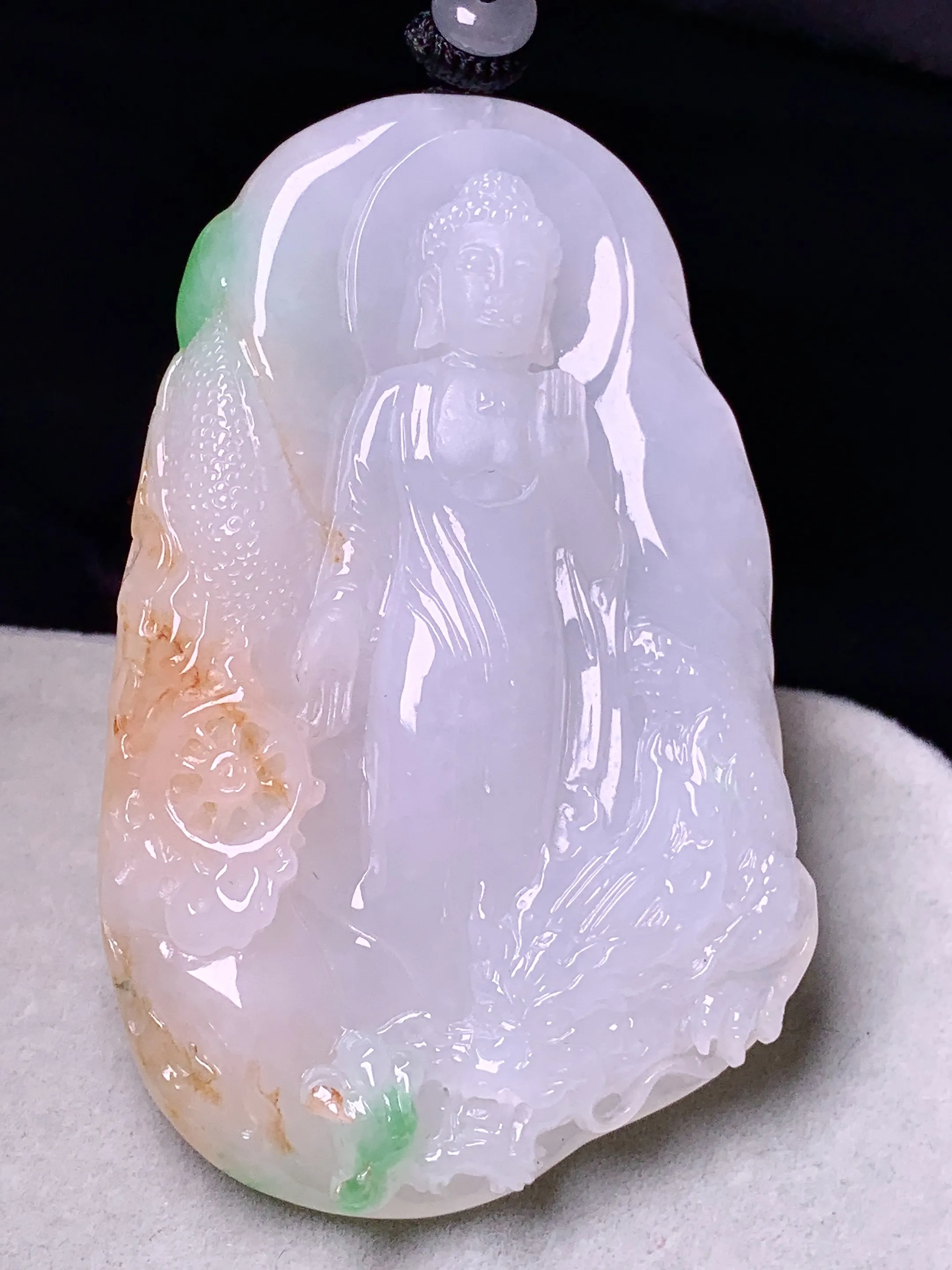 飘红绿翡大日如来佛祖吊坠 玉质细腻 色泽清新艳丽 整体尺寸65.6*40.5*10.5