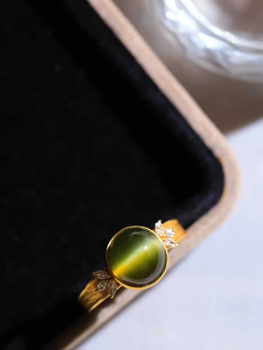 【金镶玉.戒指】

精品和田玉碧玉猫眼18k金镶嵌戒指 玉质细腻温润 油性十足 ，不论时光如何流转变化，这枚戒指始终闪耀着最初的光芒。精工镶嵌18K金 （保真金 可检测贵金属18K金） 重2.5克 尺寸17-8.5-8mm 78171454A