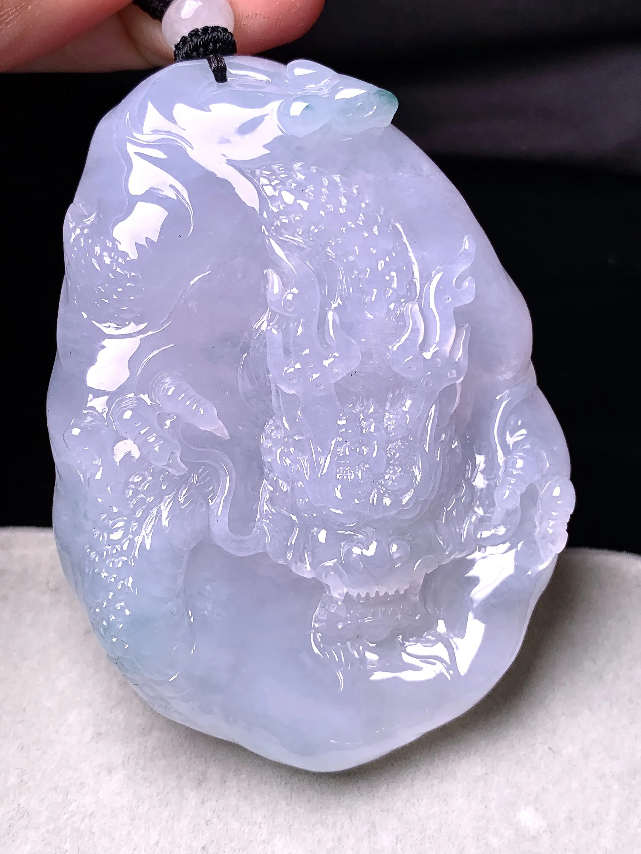 飘绿龙牌吊坠 玉质细腻 色泽清新艳丽 整体尺寸69.5*50*10.5