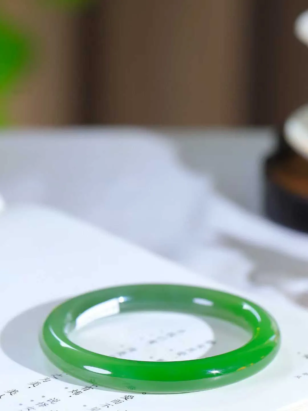 【悠悠芳华.镯】

收藏级臻品和田玉碧玉圆条手镯 玉质温润 青葱岁月，尽收腕中，婉转流畅，凝岁月