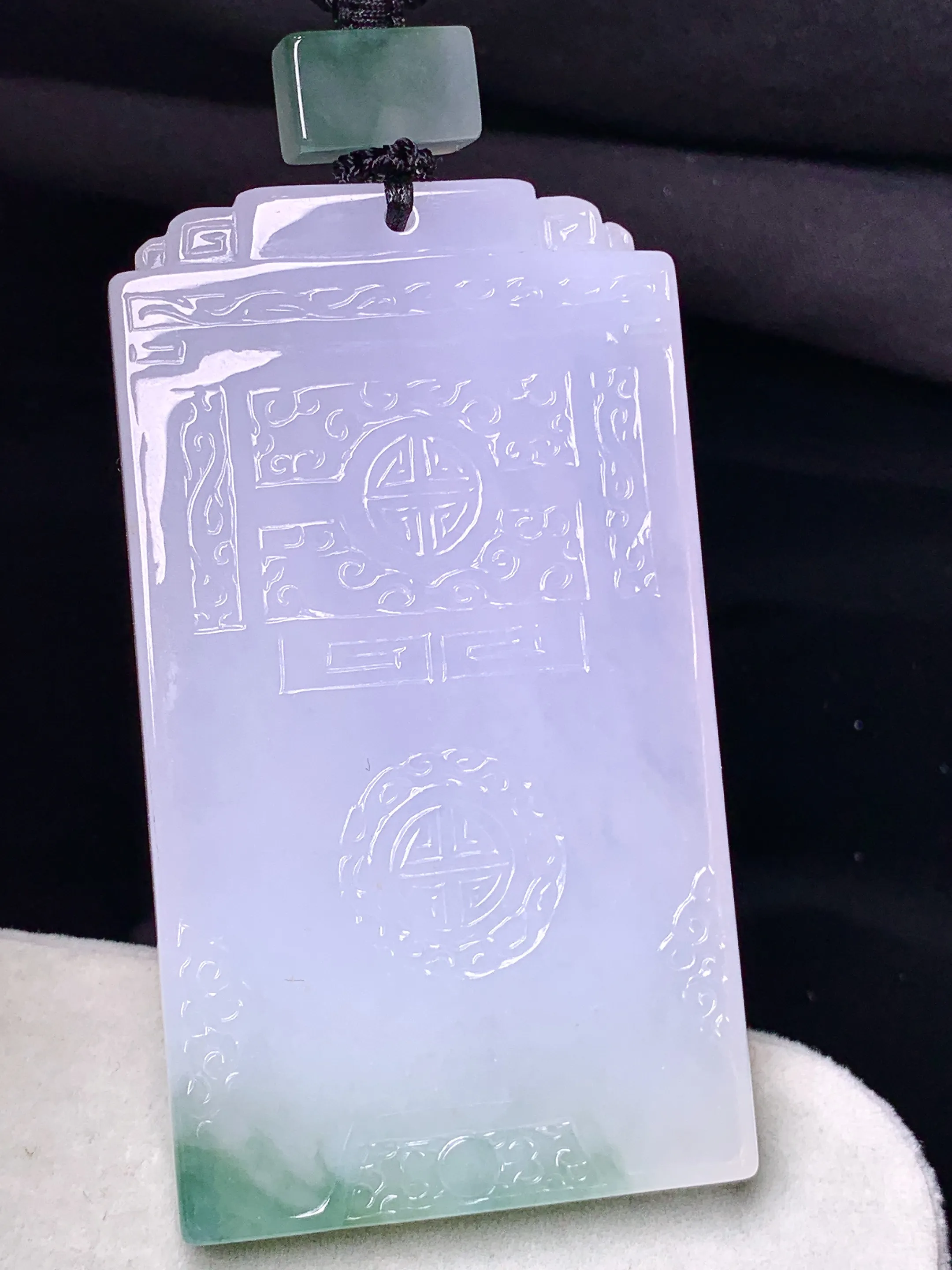 飘绿雕花无事牌吊坠 玉质细腻 色泽清新艳丽 整体尺寸61.8*34.3*5.6