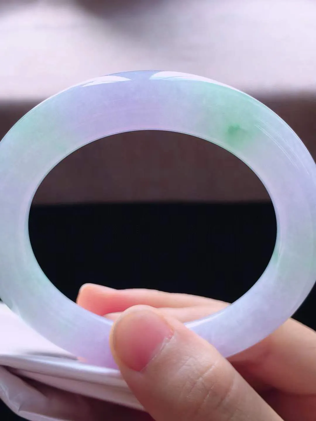 【翡翠名称】老种冰春彩54.5圈口圆条手镯
【翡翠尺寸】54.5*10.3*10.5mm适合54.5-57正圈口佩戴
【翡翠描述】宝贝种老水足，玉质细腻，色泽靓丽，性价比高，佩戴效果好！
【其它赠送】权威证书/精美挂绳盒子/支持全国复检