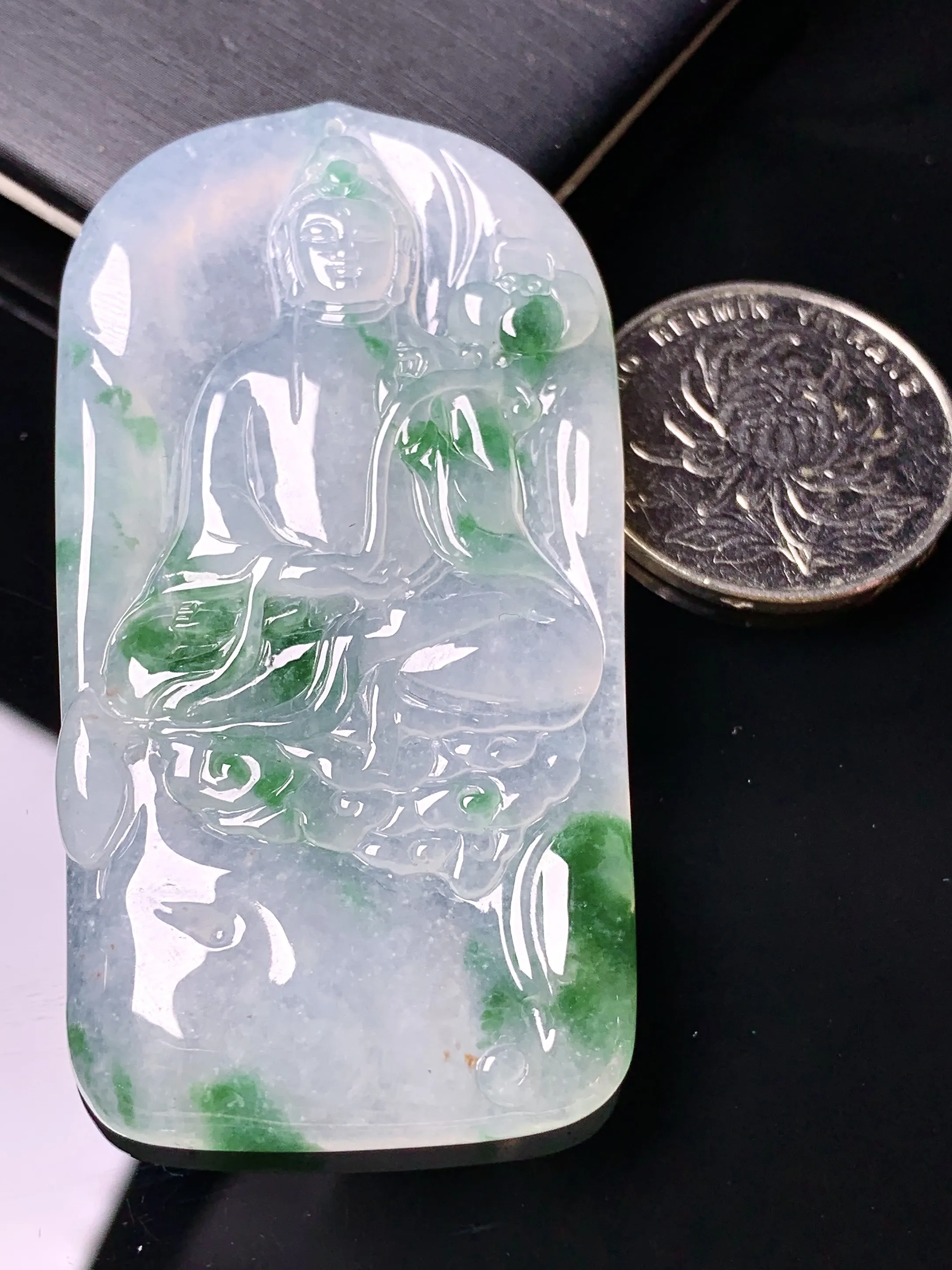 冰种飘绿观音吊坠 玉质细腻 色泽清新艳丽 整体尺寸64*33.6*6