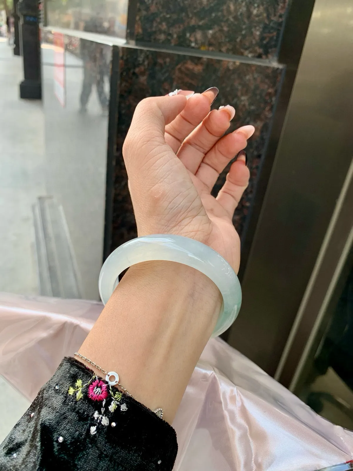 冰蓝正圈
54.1-7.8-12.8
打灯多处细纹，底妆冰润细腻，千变万化的冰晴蓝底色，拥有海的颜色，却散发着星空的光芒，这是一只来自冰川蓝的清冷气质仙女镯