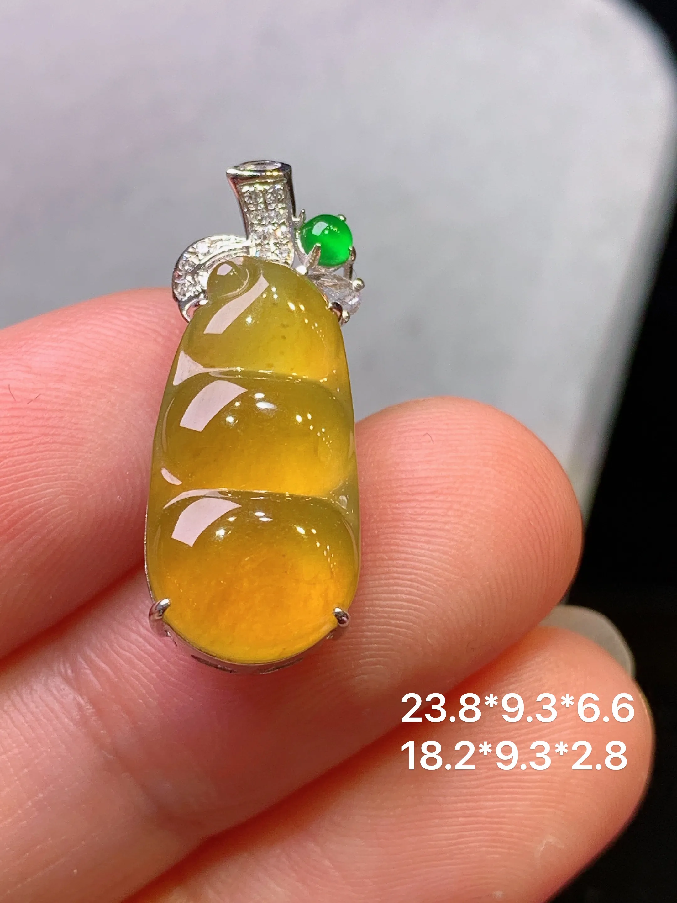 18k金钻镶嵌黄翡四季豆吊坠 玉质细腻 色泽清新艳丽 整体尺寸23.6*9.3*6.6