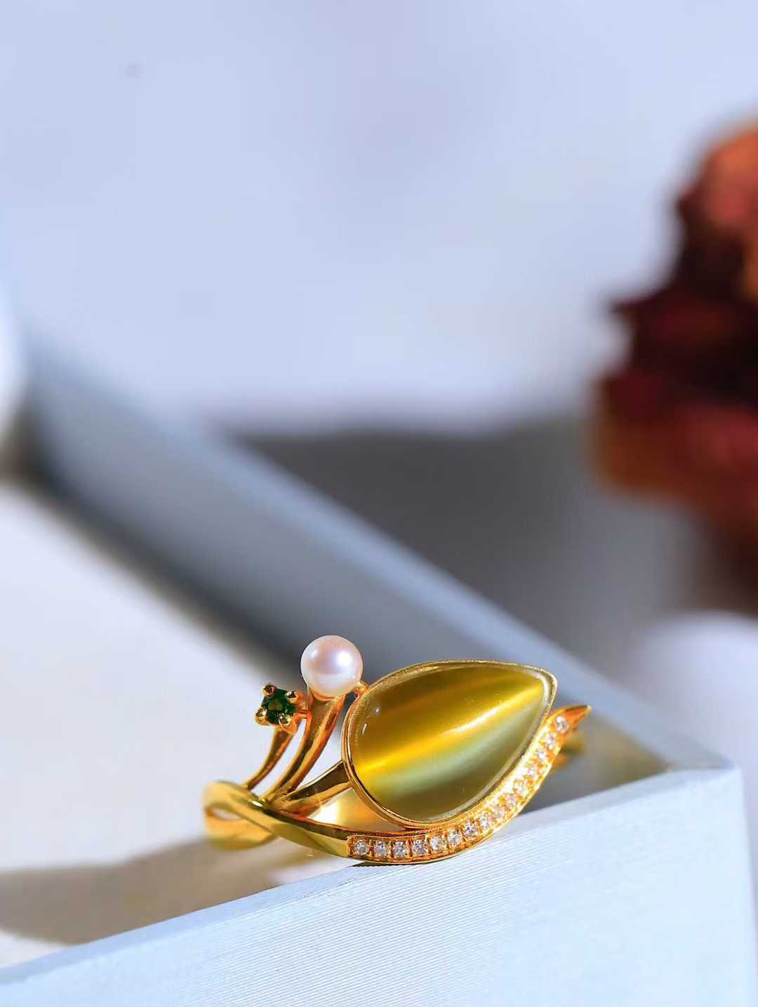 【金镶玉.戒指】

精品和田玉碧玉猫眼18k金镶嵌戒指 玉质细腻温润 油性十足 ，不论时光如何流转变化，这枚戒指始终闪耀着最初的光芒。精工镶嵌18K金 （保真金 可检测贵金属18K金） 重2.8克 尺寸17.4-11.5-7.7mm 78171457A