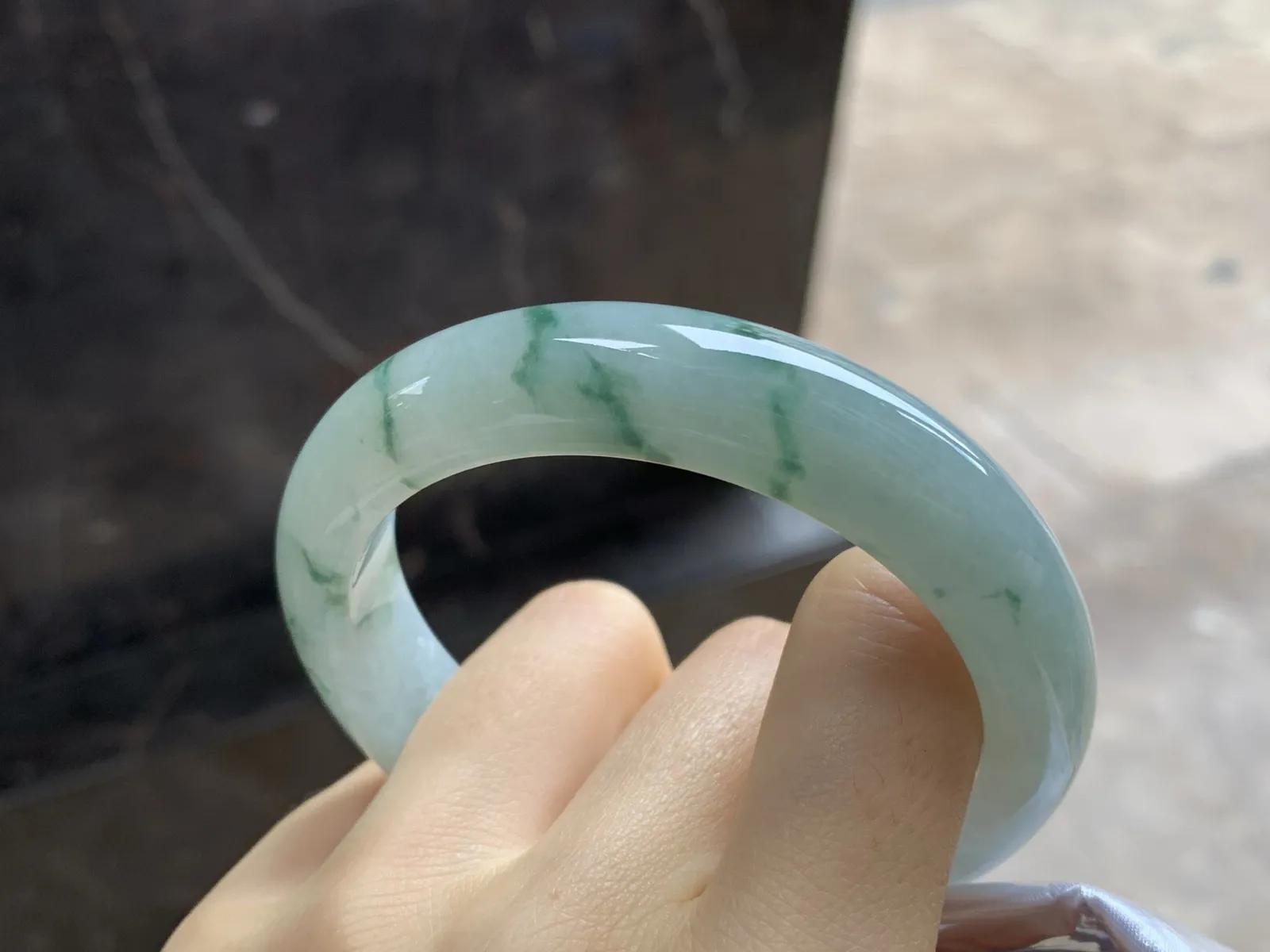 飘花手镯
尺寸：56.2-13-8.5
肉质细腻干净～飘花点缀，上手好看，