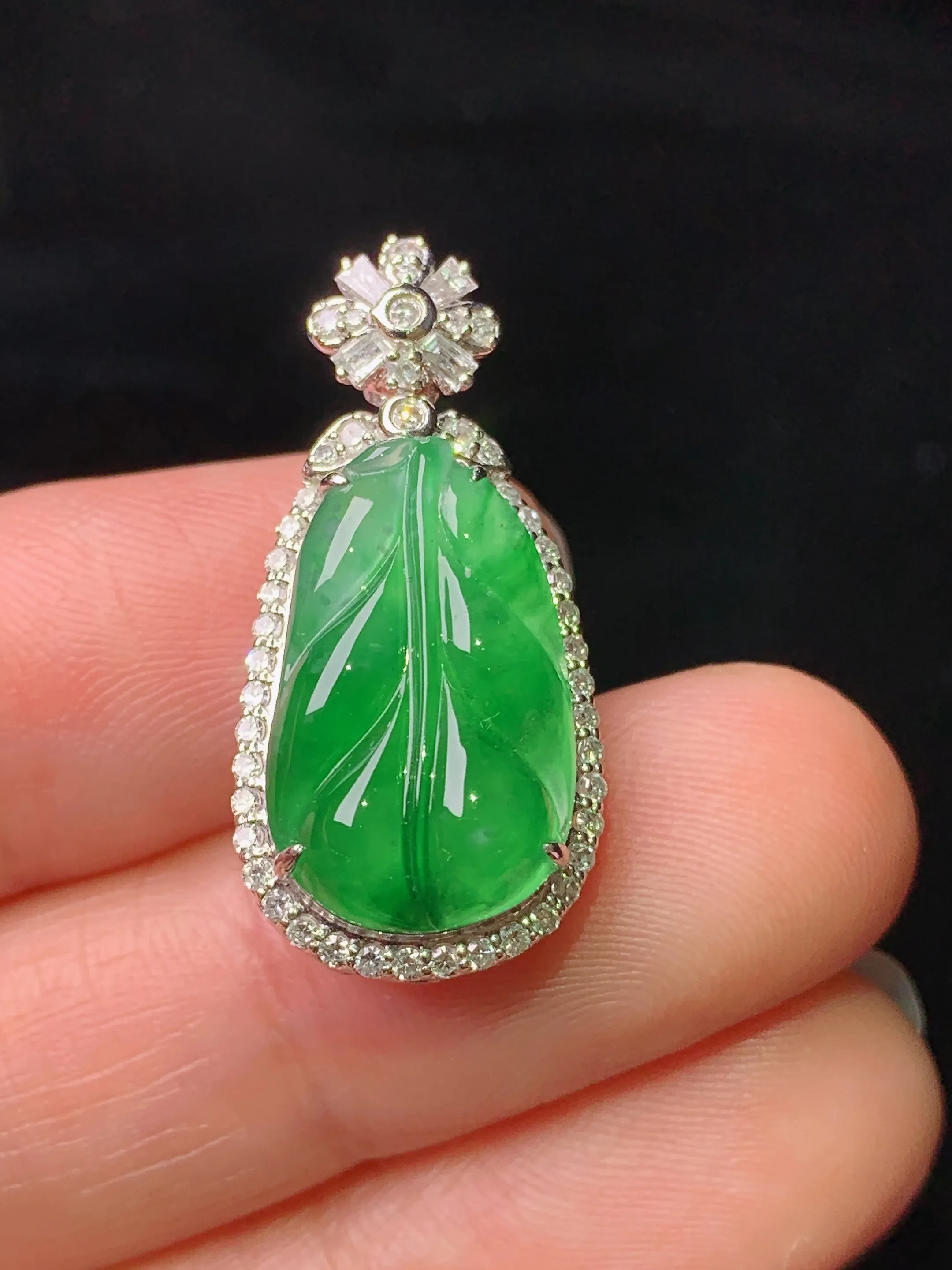 18k金钻镶嵌翠绿树叶吊坠 玉质细腻 色泽清新艳丽 整体尺寸27*13.2*8.5