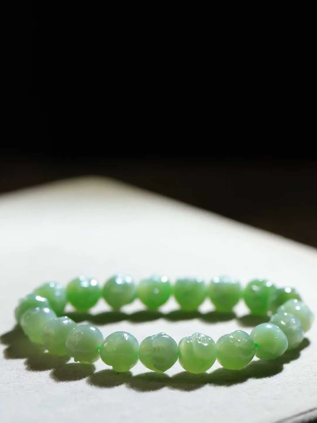 （弥勒笑佛.手串）

精品和田玉碧玉猫眼弥勒佛手串，脂粉浓郁，玉质细腻温润，油性十足，颗颗精雕笑佛，笑容可掬，让人如沐春风，笑语吟吟，寓意待人宽厚，遇事大度，能屈能伸，️福佛相伴，福运连绵。给佩戴者带来平安 。尺寸取一9.8-9.9-9.3mm重26.5克FDA-80171263