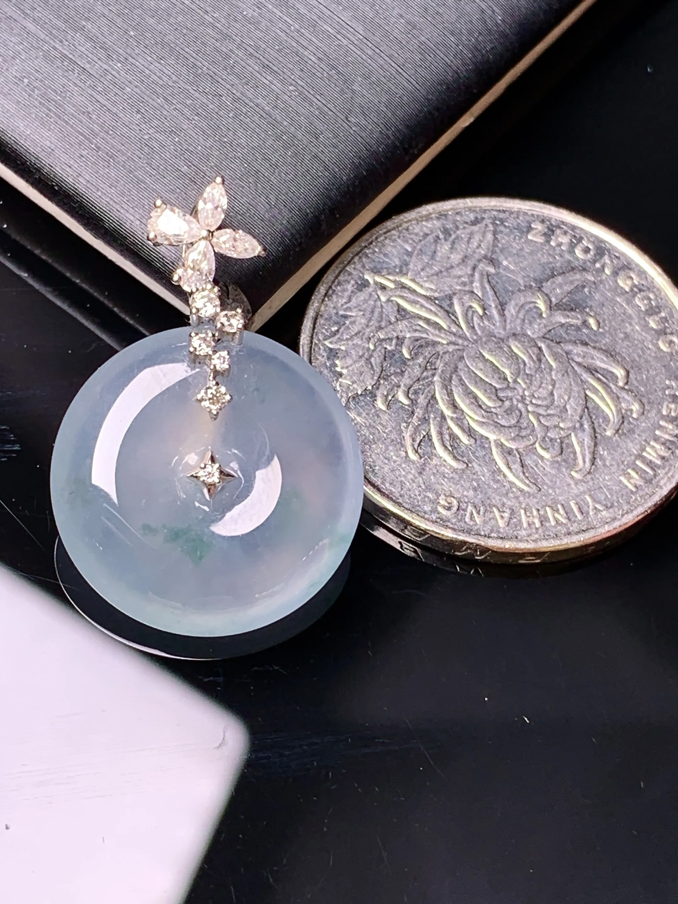 18k金钻镶嵌冰种平安扣吊坠 玉质细腻 色泽清新艳丽 整体尺寸25.5*17.5*4.8